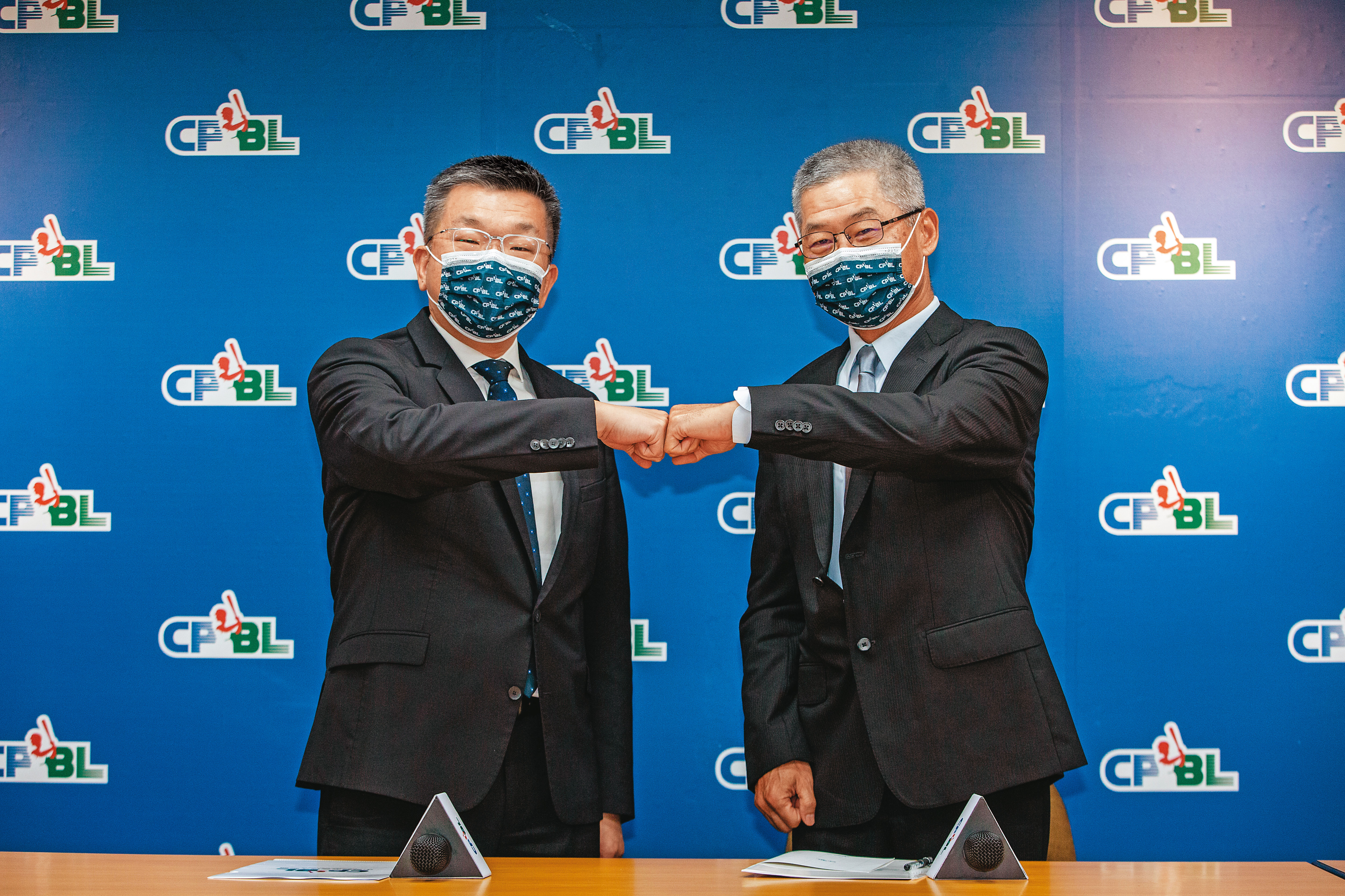 蔡其昌（左）上週四宣布由球員出身的楊清瓏（右）擔任中職祕書長。