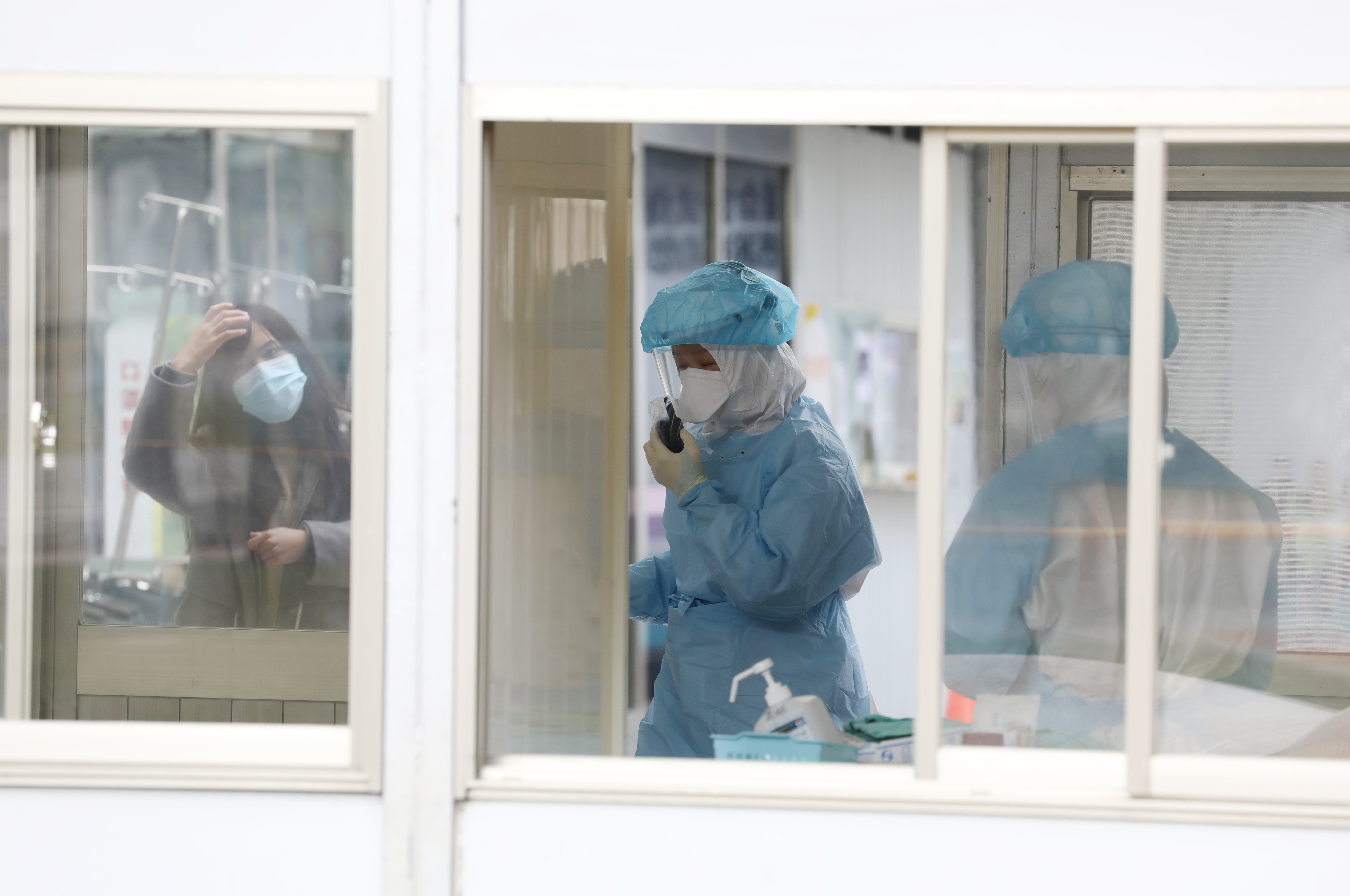 部桃爆發院內群聚感染，護理人員承受巨大壓力、堅守崗位守護國人的健康。