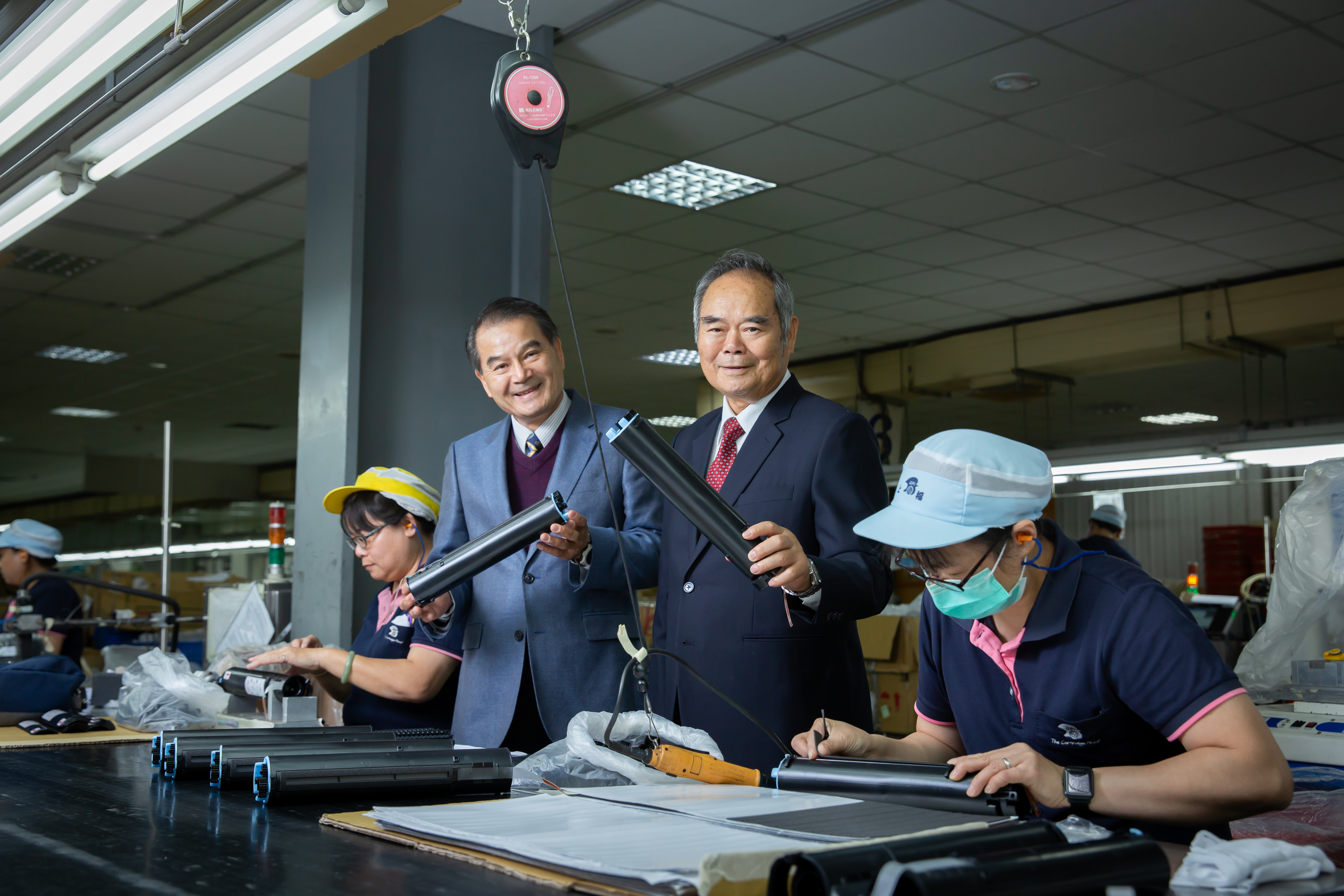 看準消耗性碳粉匣是影印機、印表機原廠的金雞母，王瑞宏（右）與王瑞麒（左）帶領上福轉型淘金，成為全球最大售後市場副廠碳粉卡匣龍頭。