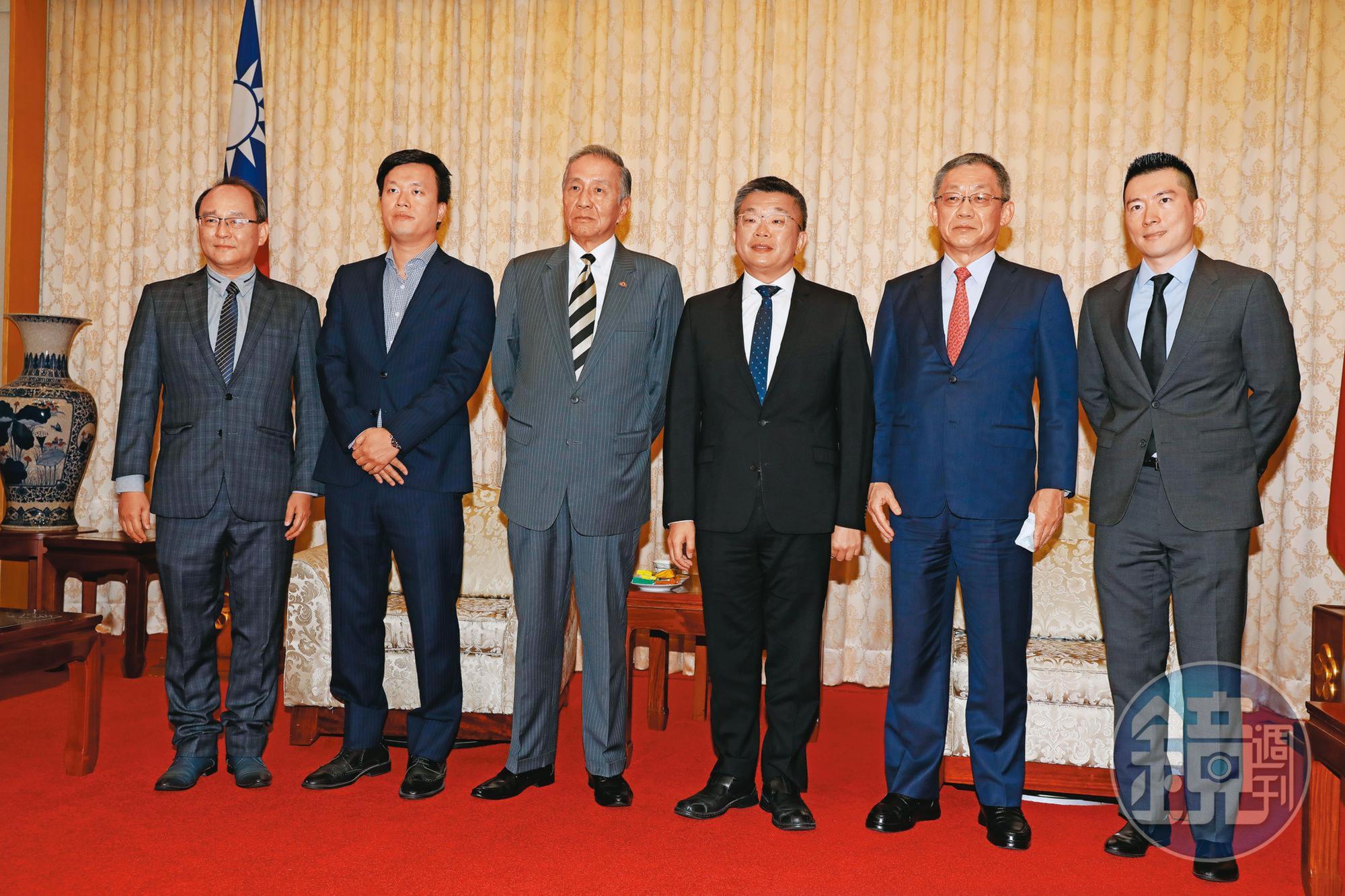 中職5球團無異議推舉蔡其昌(右3)擔任會長,照片為去年12月24日各球團代表拜會蔡其昌。