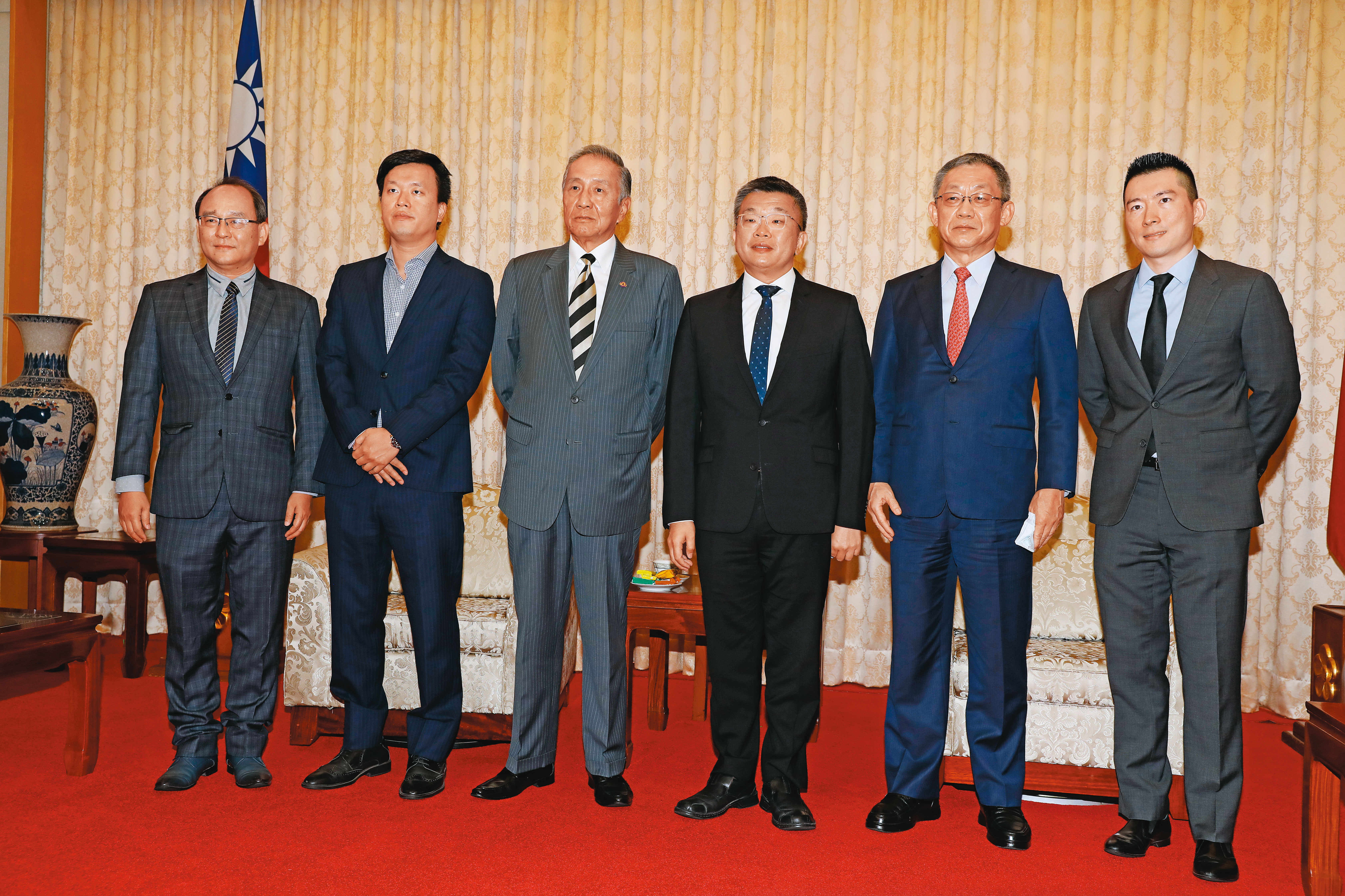 中職5球團無異議推舉蔡其昌（右3）擔任會長，照片為去年12月24日各球團代表拜會蔡其昌。