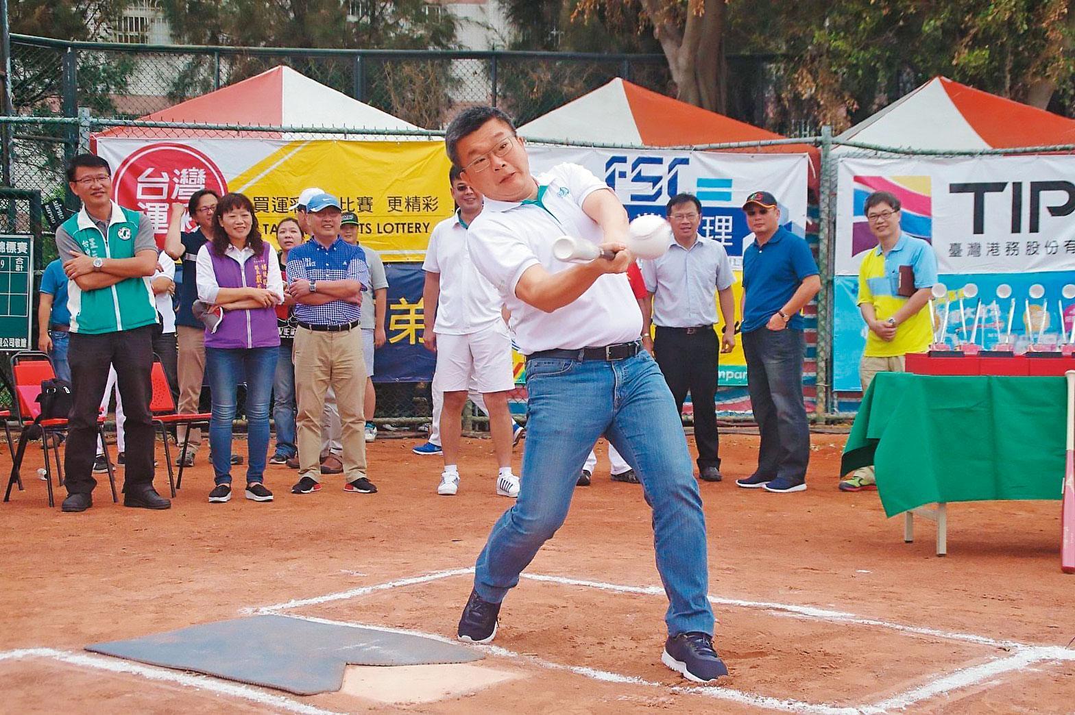蔡其昌熱衷棒壘運動,圖為2016年他出席港口盃壘球錦標賽擔任打擊嘉賓。(蔡其昌提供)