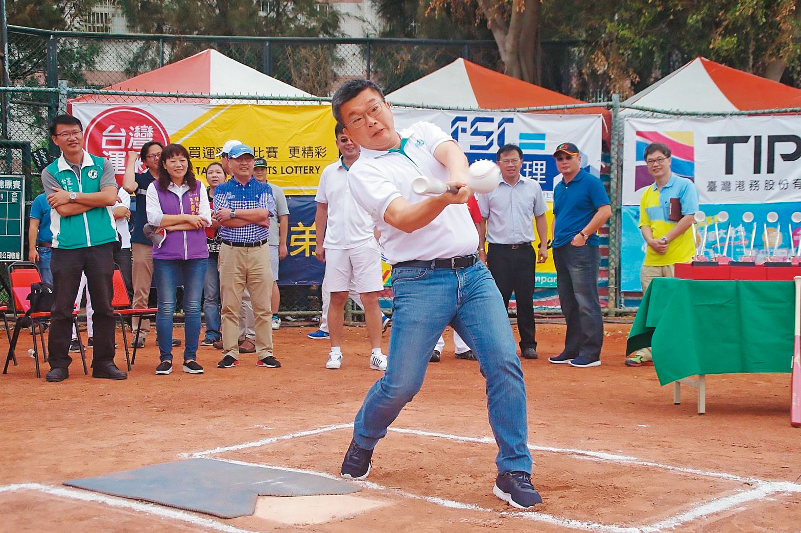 蔡其昌熱衷棒壘運動，圖為2016年他出席港口盃壘球錦標賽擔任打擊嘉賓。（蔡其昌提供）