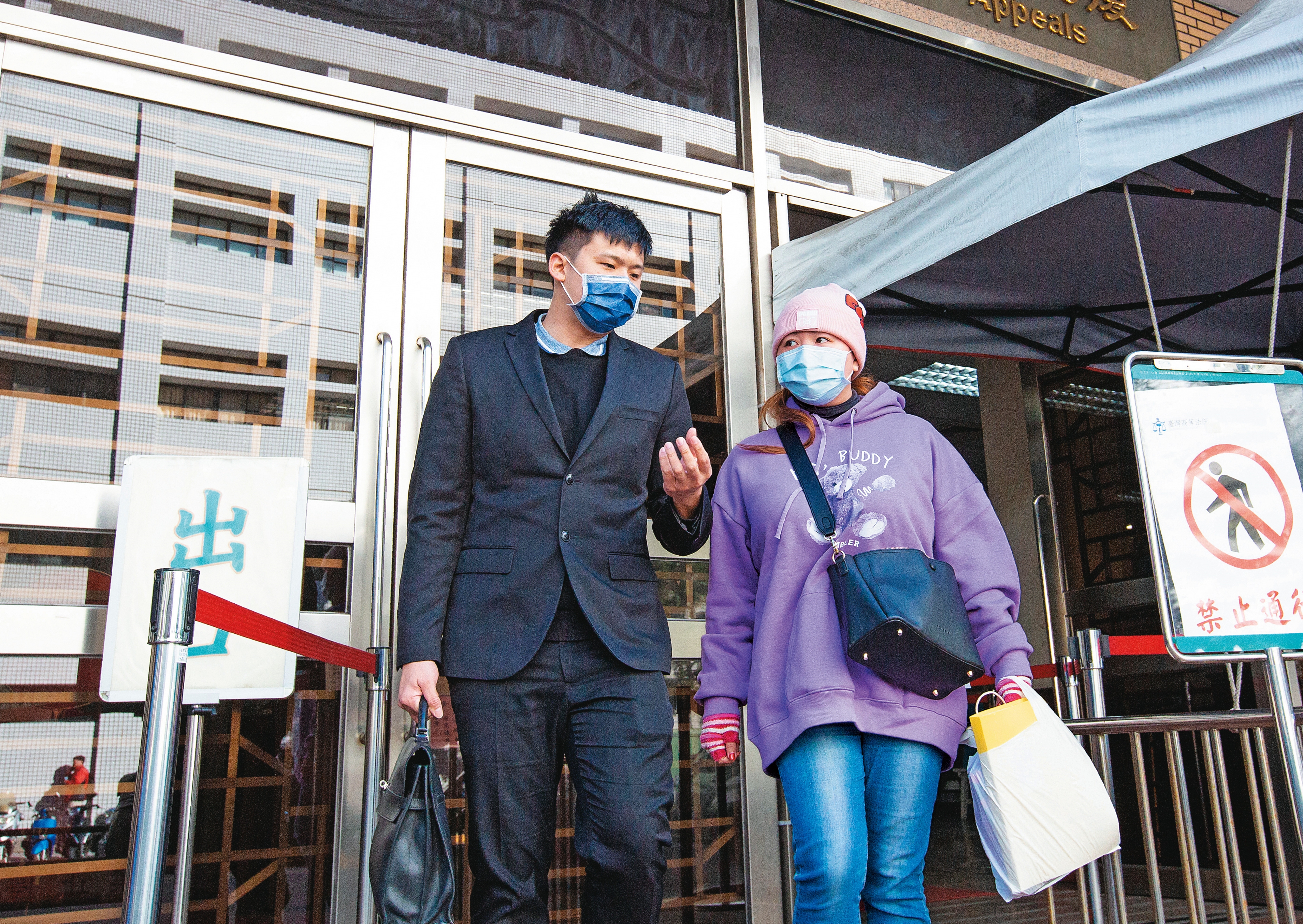 王女（右）遭控開設色情按摩店被判刑，但二審最後一次開庭時，她委任律師王啓任（左）並翻供，咬出實際負責人之一是「警察」。