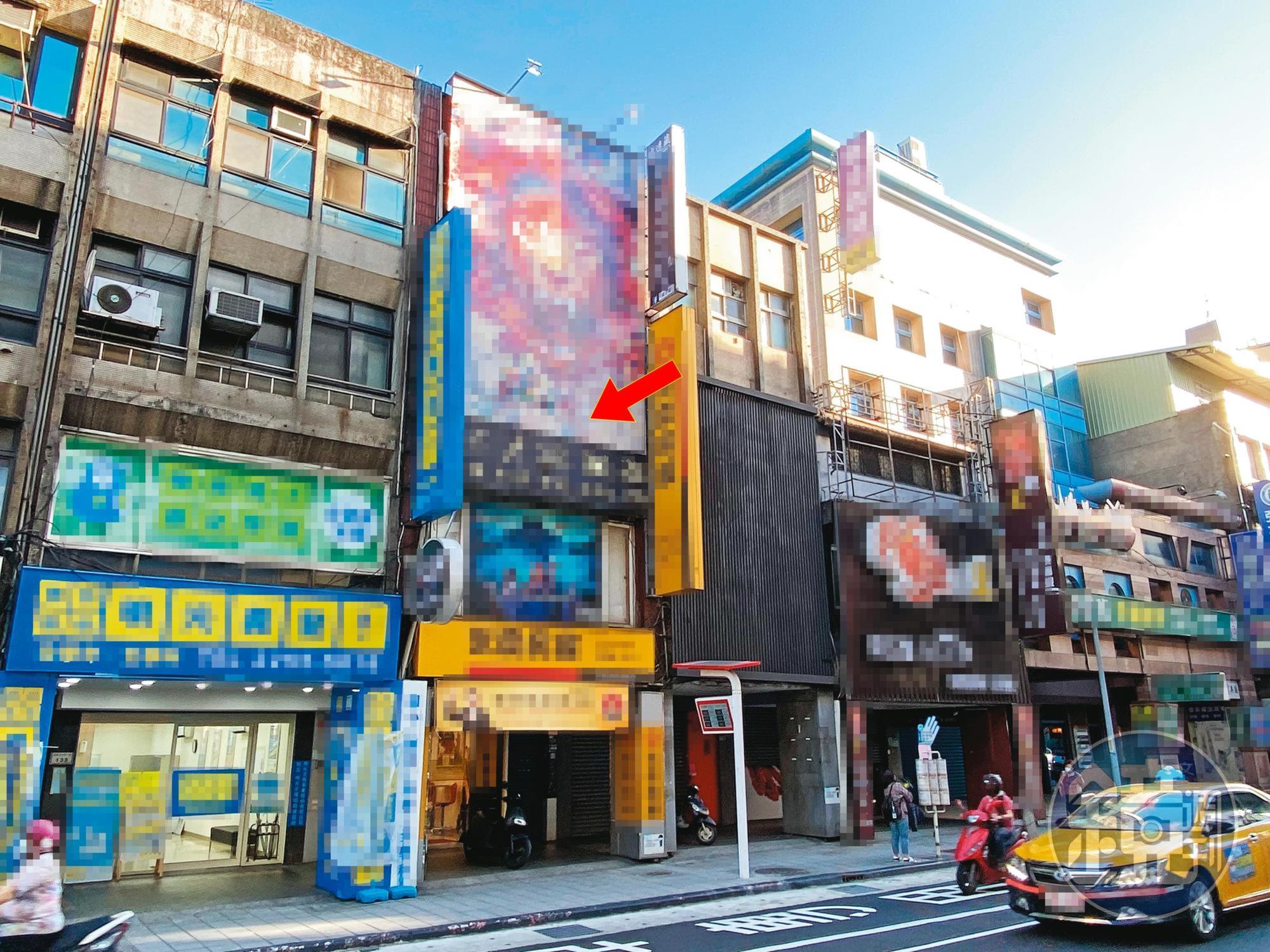 王女指出，他們的色情按摩店（箭頭處）僅距板橋分局8百多公尺，現址已變成其他店面。