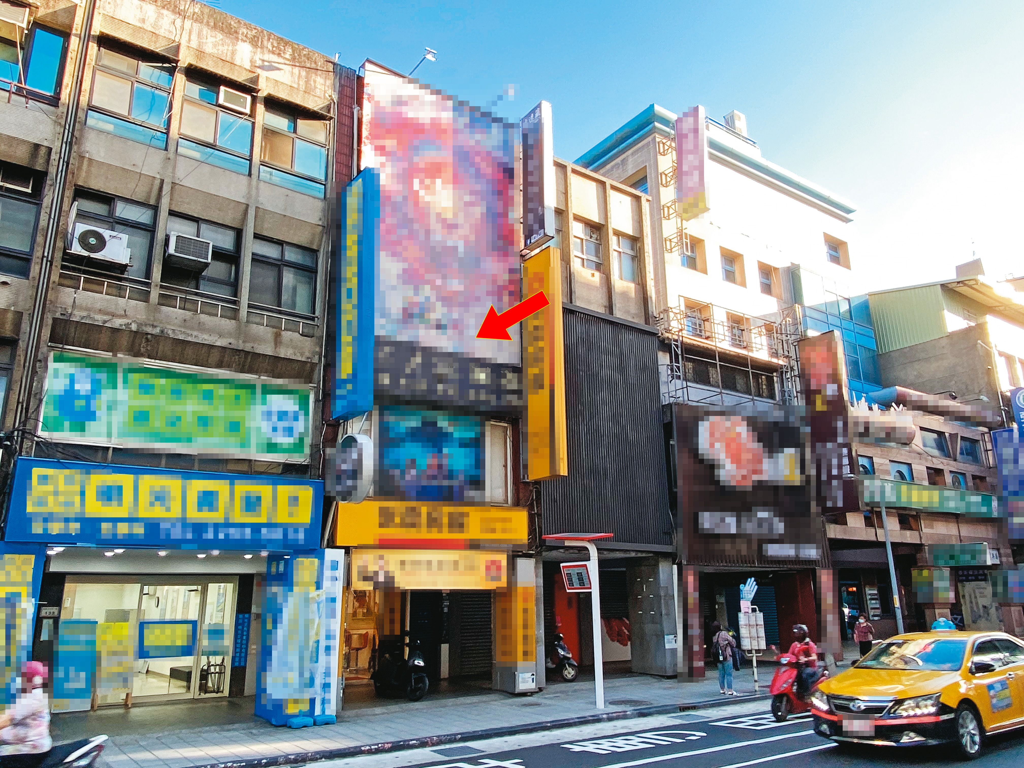 王女指出，他們的色情按摩店（箭頭處）僅距板橋分局8百多公尺，現址已變成其他店面。