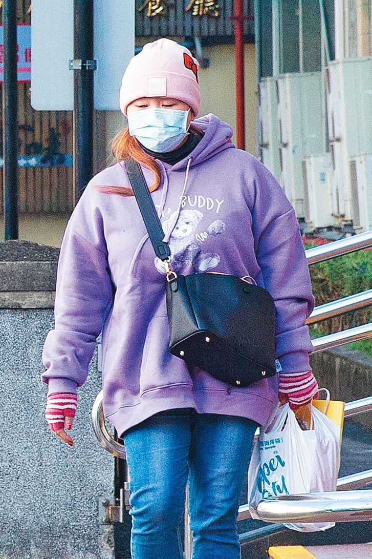 王女先前偵查及審理時擔下一切,一審遭判須繳74萬元罰金及犯罪所得,高院開庭時,她向法官表示自己已走投無路。