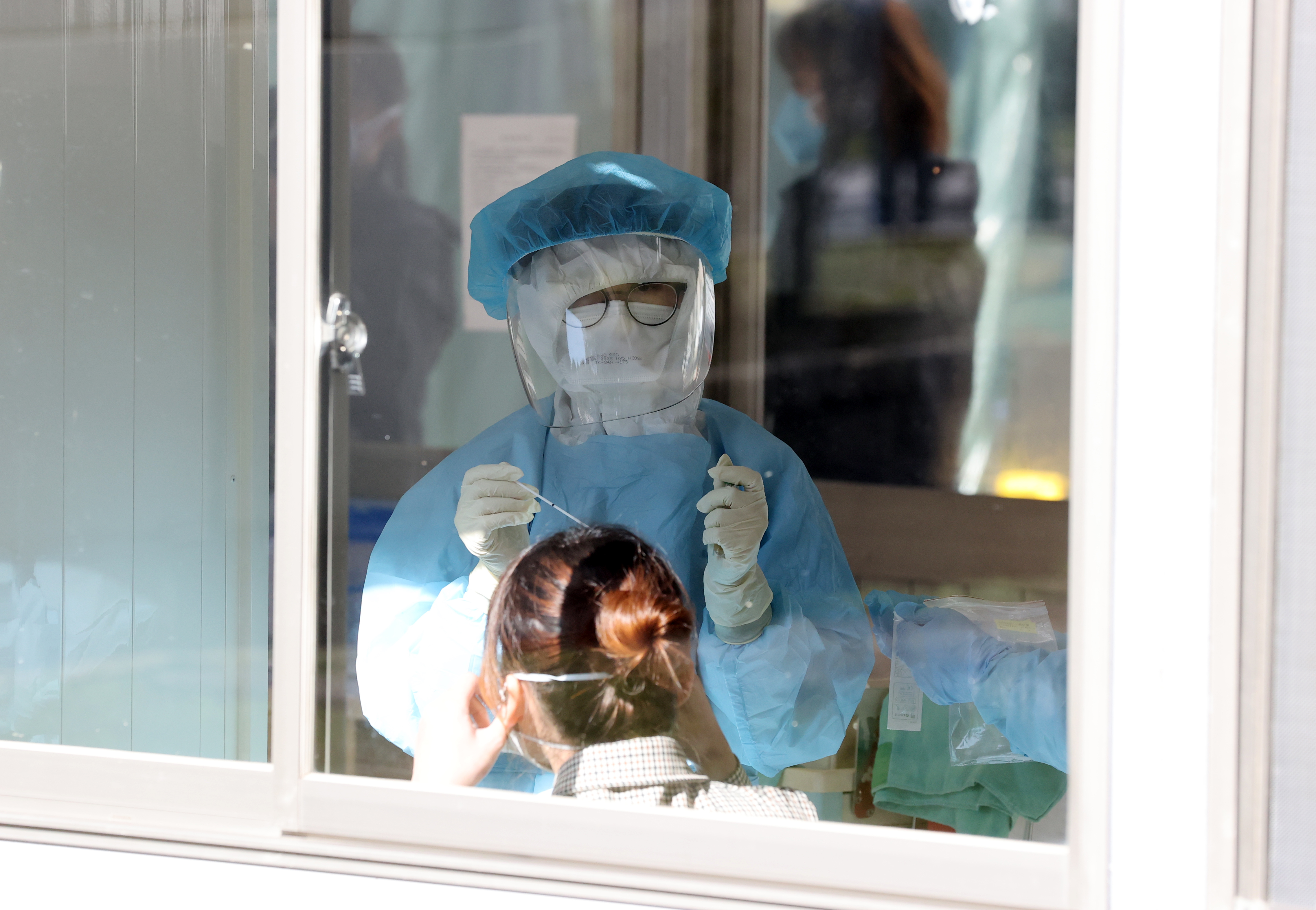 部桃醫院爆發群聚感染持續擴大匡列回溯，卻有院內醫療人員質疑匡列標準。示意圖，非當事者。（本刊資料照）