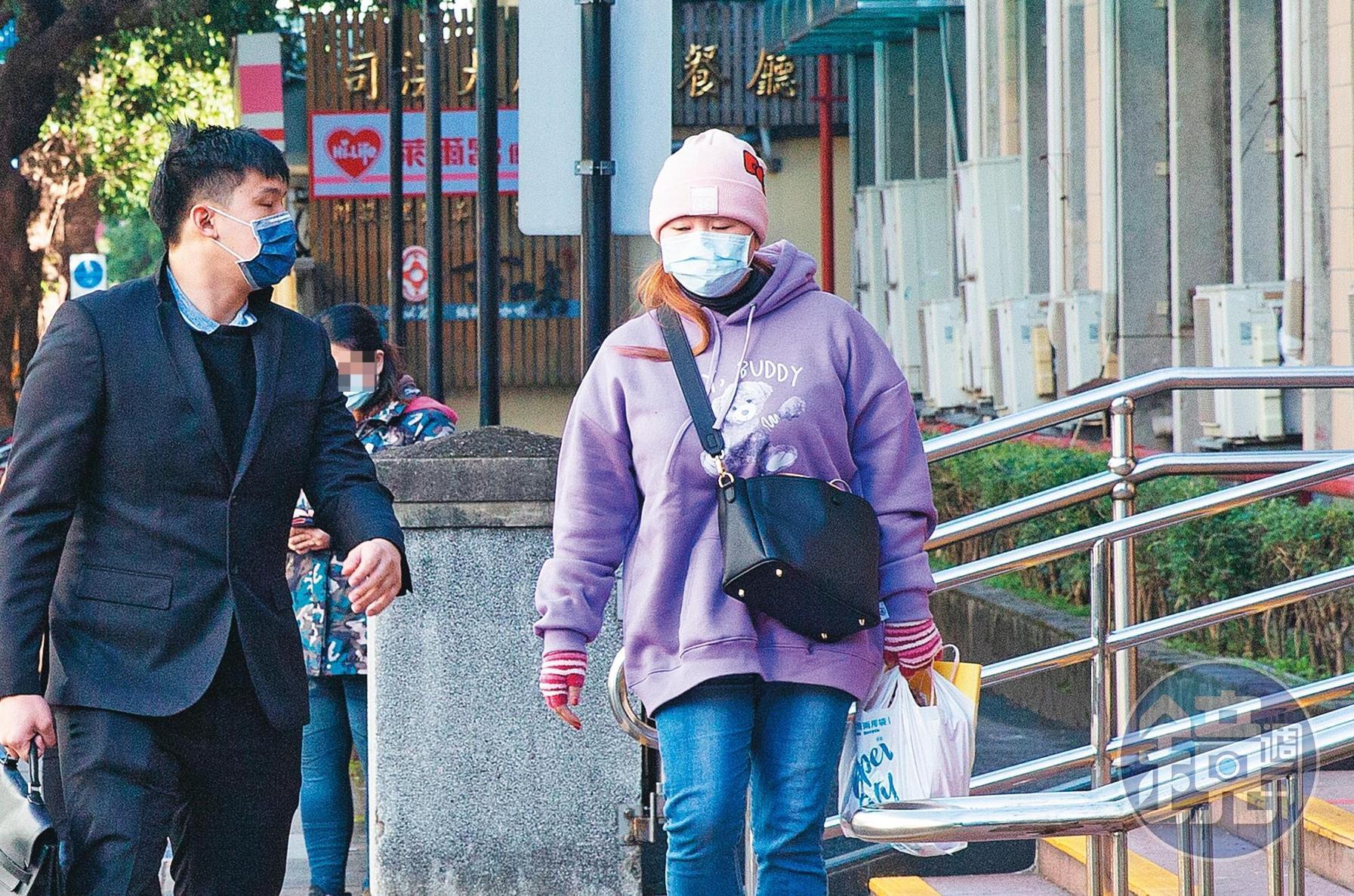 王女先前偵查及審理時擔下一切,一審遭判須繳74萬元罰金及犯罪所得,高院開庭時,她向法官表示自己已走投無路。