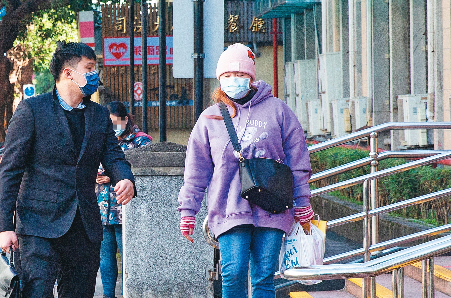 王女先前偵查及審理時擔下一切，一審遭判須繳74萬元罰金及犯罪所得，高院開庭時，她向法官表示自己已走投無路。