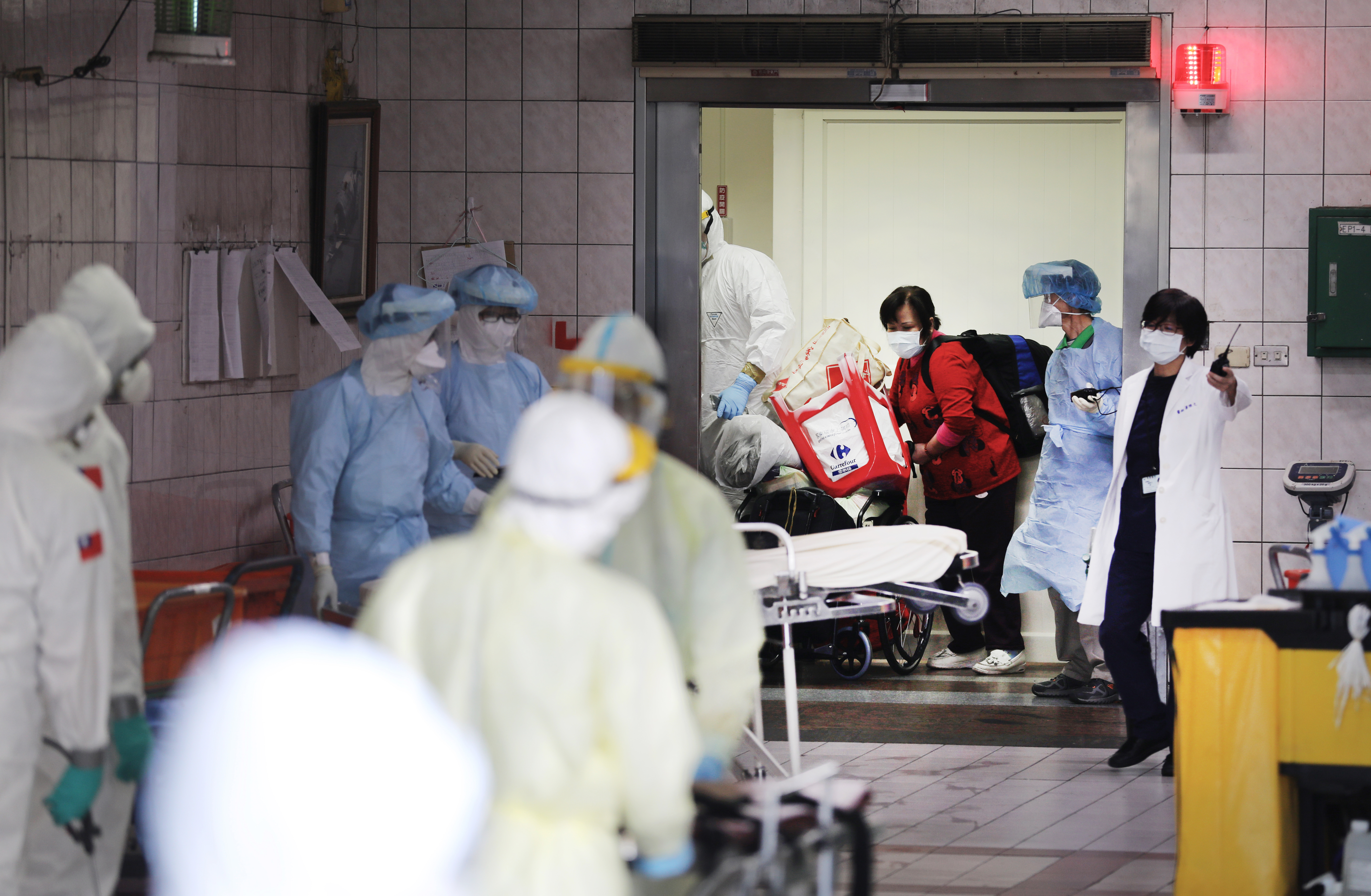 桃園醫院爆發院內群聚感染，曾為下令和平醫院封院決策者的邱淑媞卻跳出來罵指揮中心，引發各界砲轟；圖為桃園醫院。