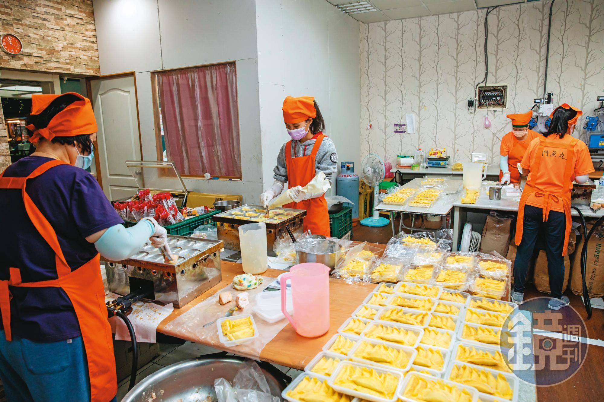 全台有超過百間餐廳指名使用南門魚丸店蛋餃,圖為員工們加班趕製。