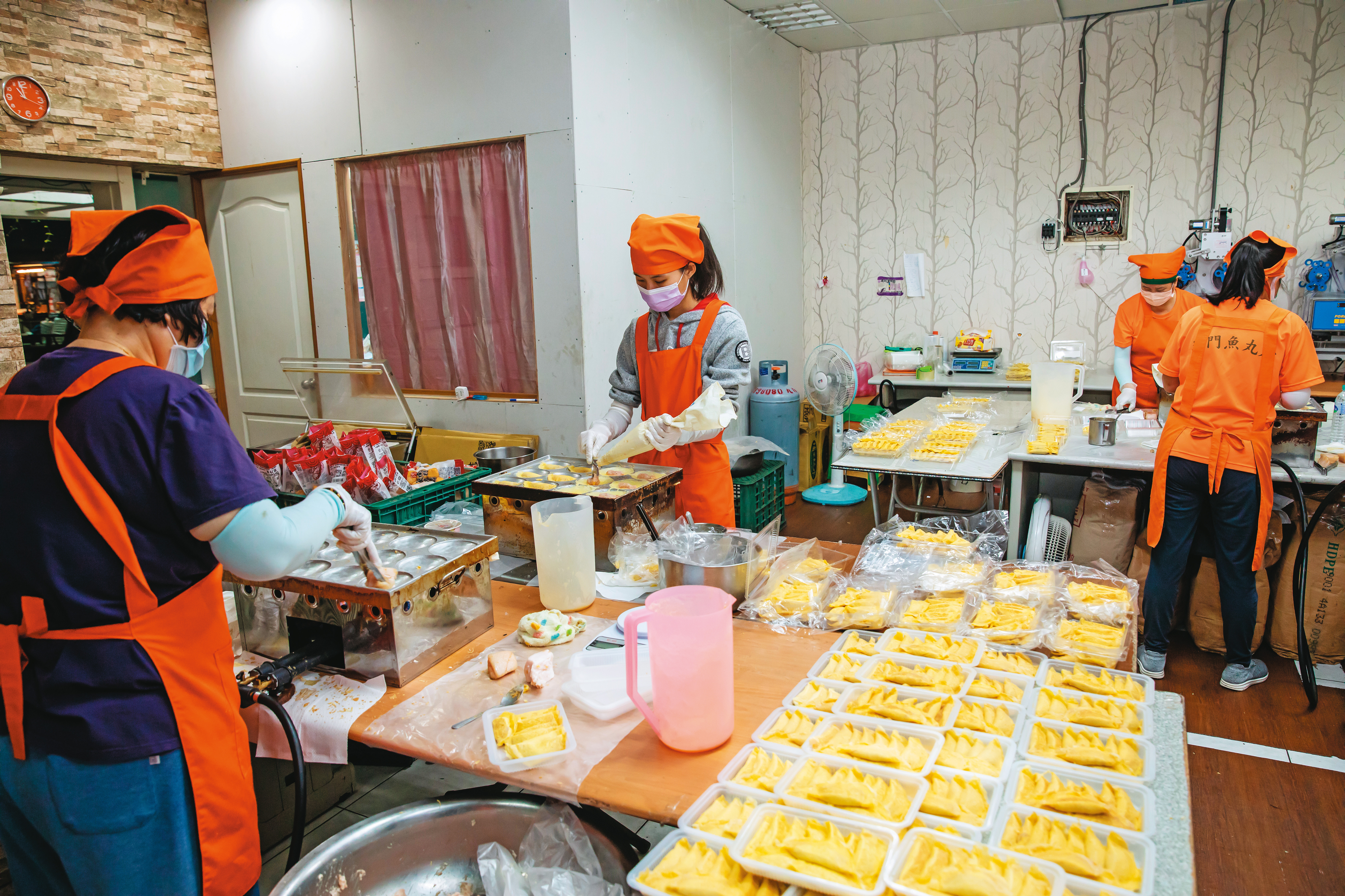 全台有超過百間餐廳指名使用南門魚丸店蛋餃，圖為員工們加班趕製。