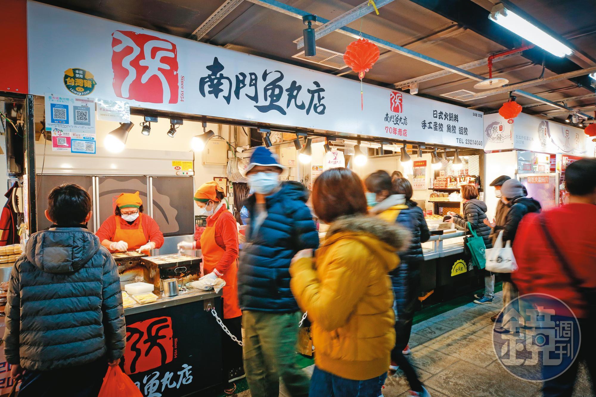 為改善往年客人大排長龍狀況,南門魚丸店改採叫號機制,但仍有客人守在現場等待。