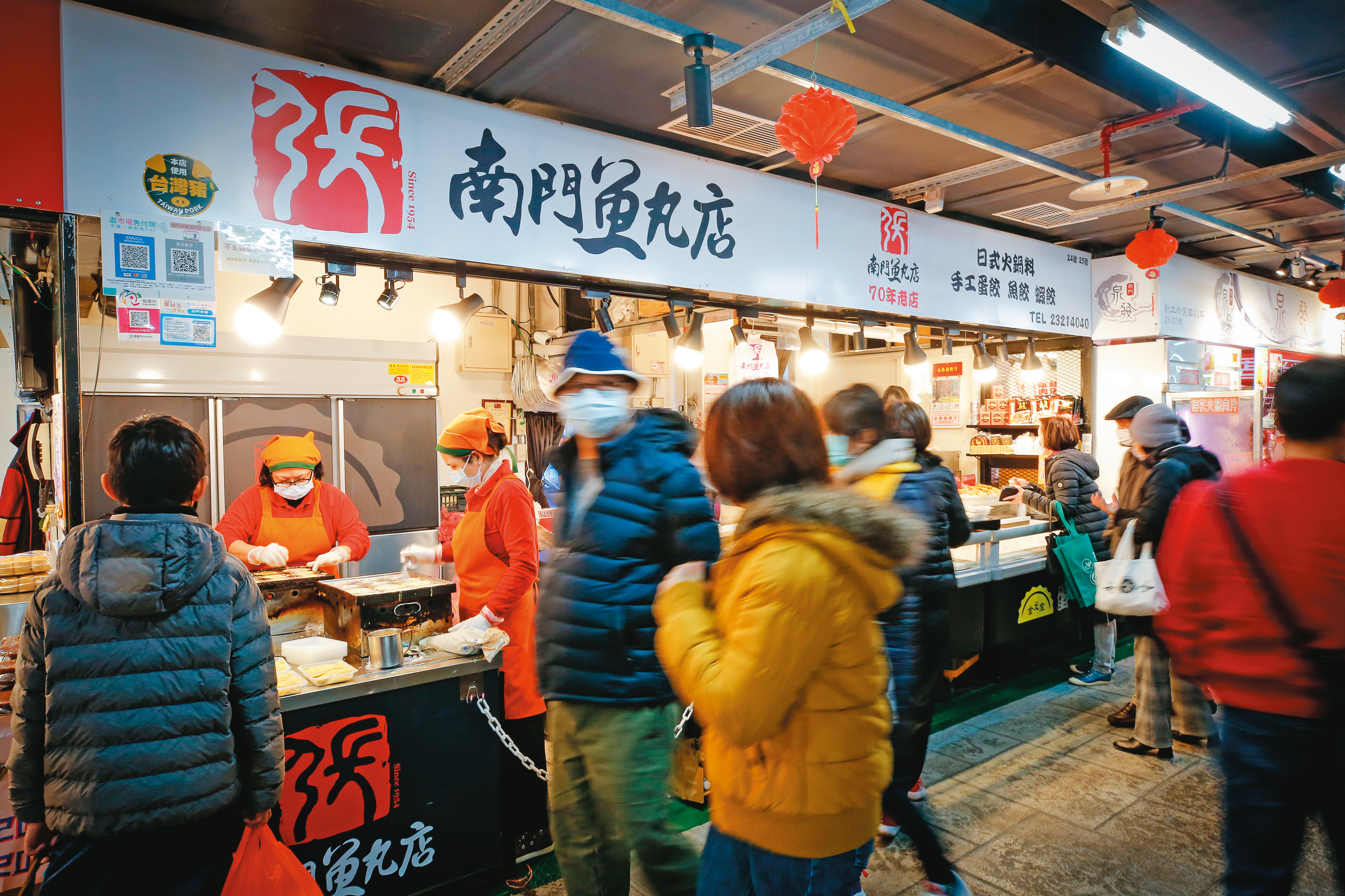 為改善往年客人大排長龍狀況，南門魚丸店改採叫號機制，但仍有客人守在現場等待。