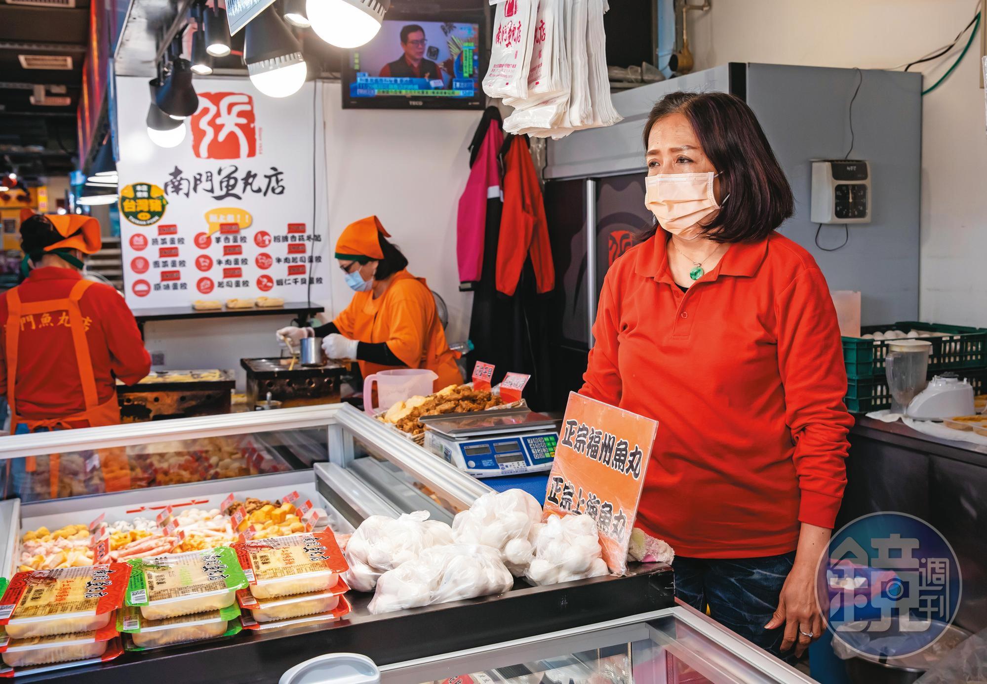 做魚丸需要大量人手,郭婕汝(右)從婚後一路陪著先生打拚,是撐起老店的功臣。