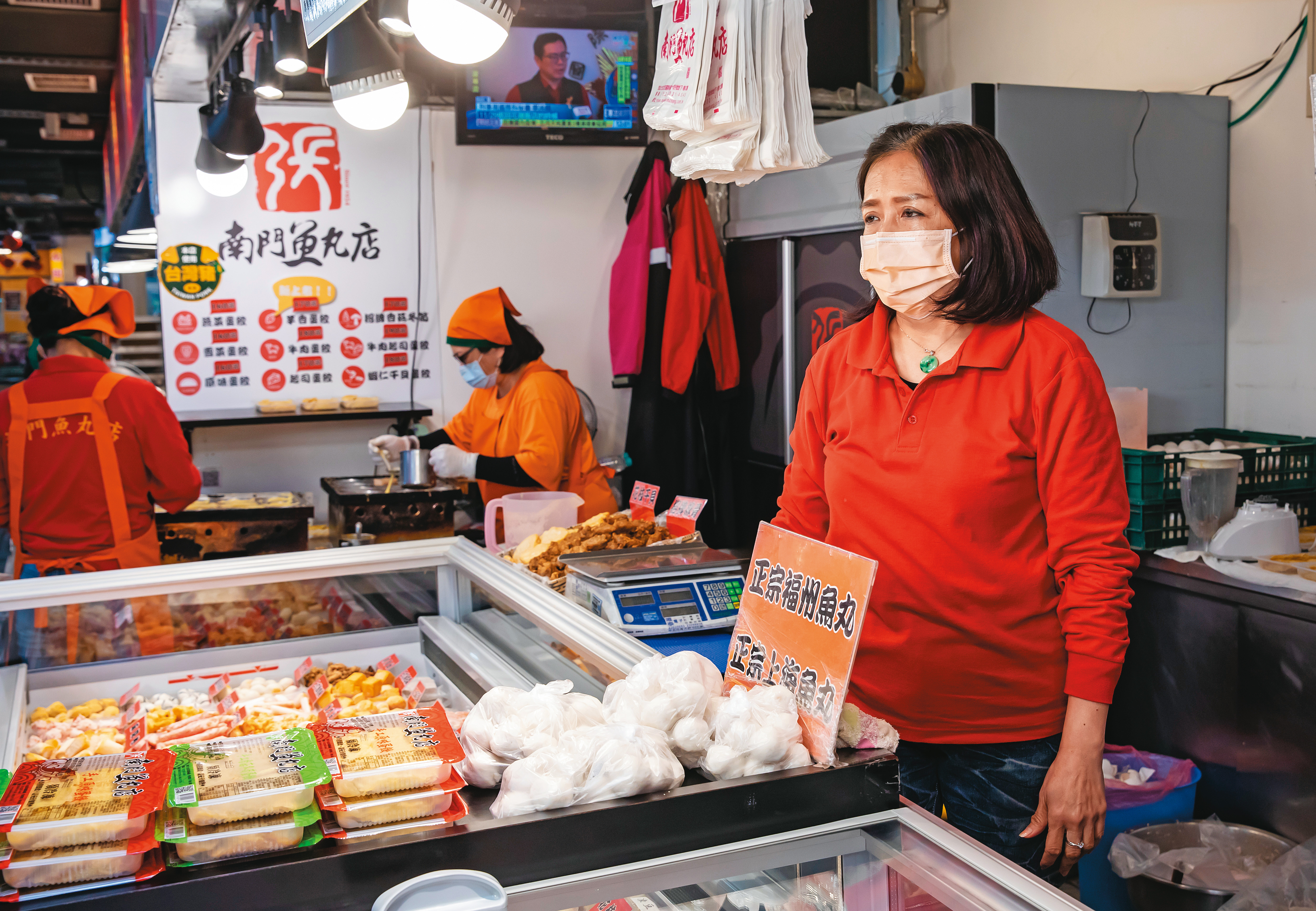 做魚丸需要大量人手，郭婕汝（右）從婚後一路陪著先生打拚，是撐起老店的功臣。