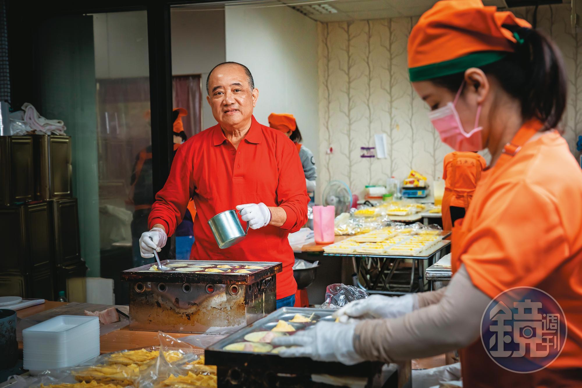張瑞南是南門魚丸店的第三代,他28年前研發獨家口味蛋餃,讓一度式微的76年老鋪,重拾昔日榮景。
