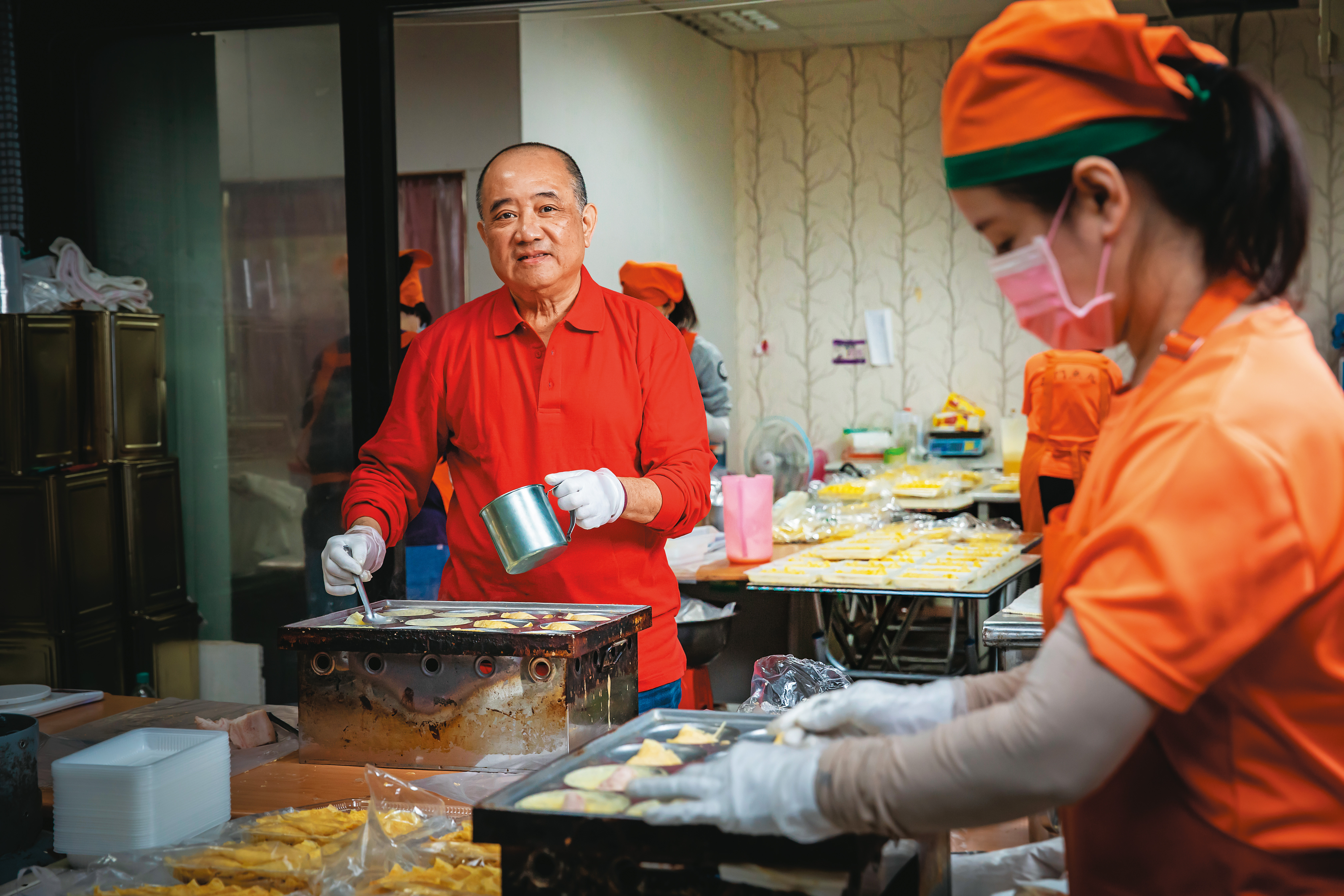 張瑞南是南門魚丸店的第三代，他28年前研發獨家口味蛋餃，讓一度式微的76年老鋪，重拾昔日榮景。