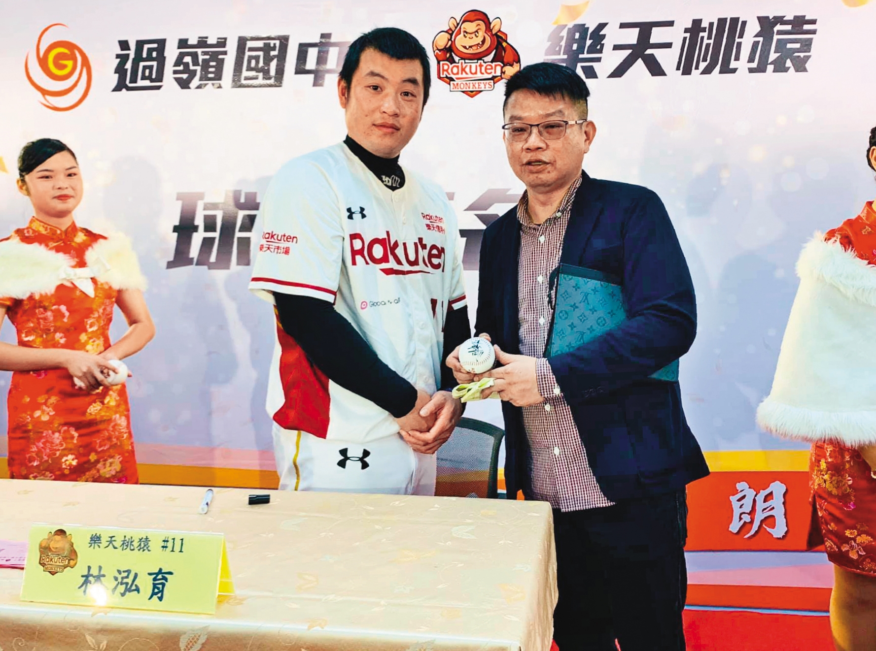 林泓育（左）現為樂天桃猿隊捕手，是隊上的看板球星。（翻攝自Rakuten Monkeys臉書）