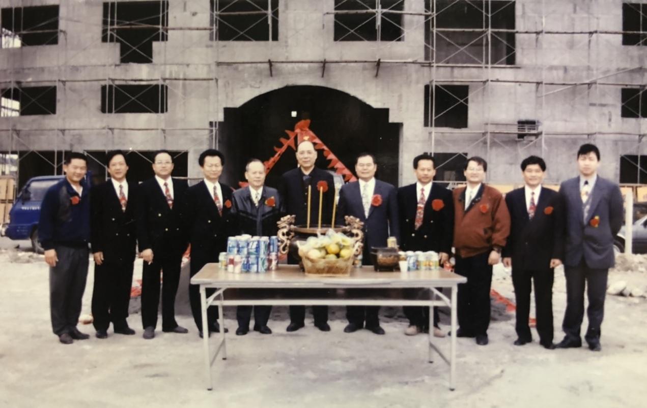 王瑞宏（右5）32歲創立上福，以生產製鞋所需的塑膠射出模具，後轉型為全球最大售後市場副廠碳粉卡匣龍頭。（上福提供）