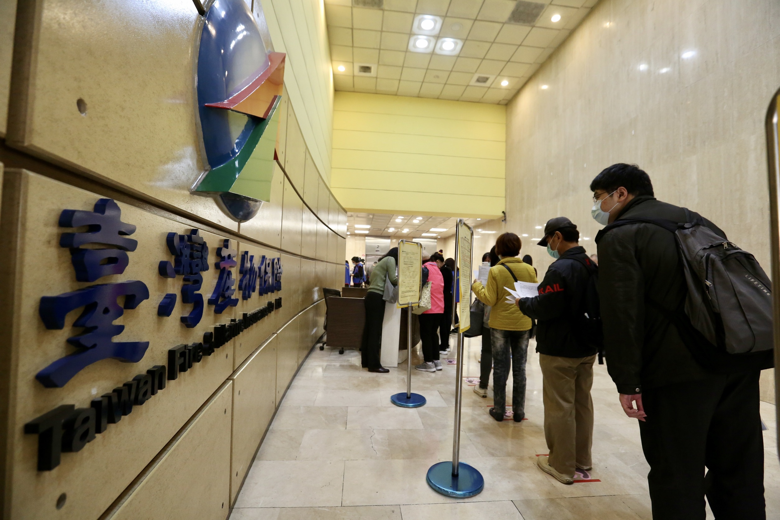 昨日再度出現「保單之亂」的排隊人龍，讓醫師沈政男po文直呼，「500元不如拿去買樂透」。