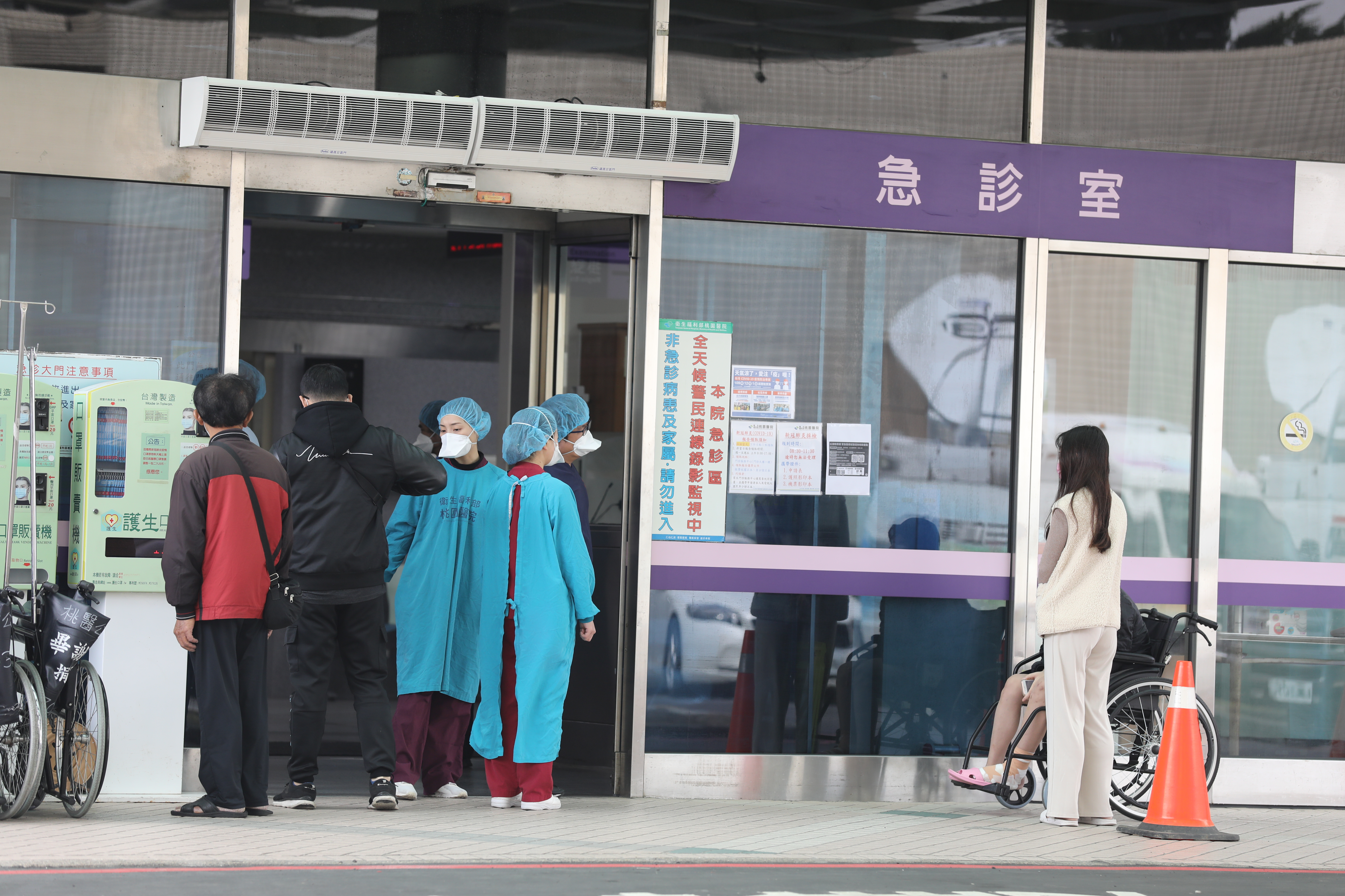 針對桃園醫院群聚感染事件，有醫師提醒有部分族群恐成為潛在破口；圖為桃園醫院急診室。（本刊資料照）
