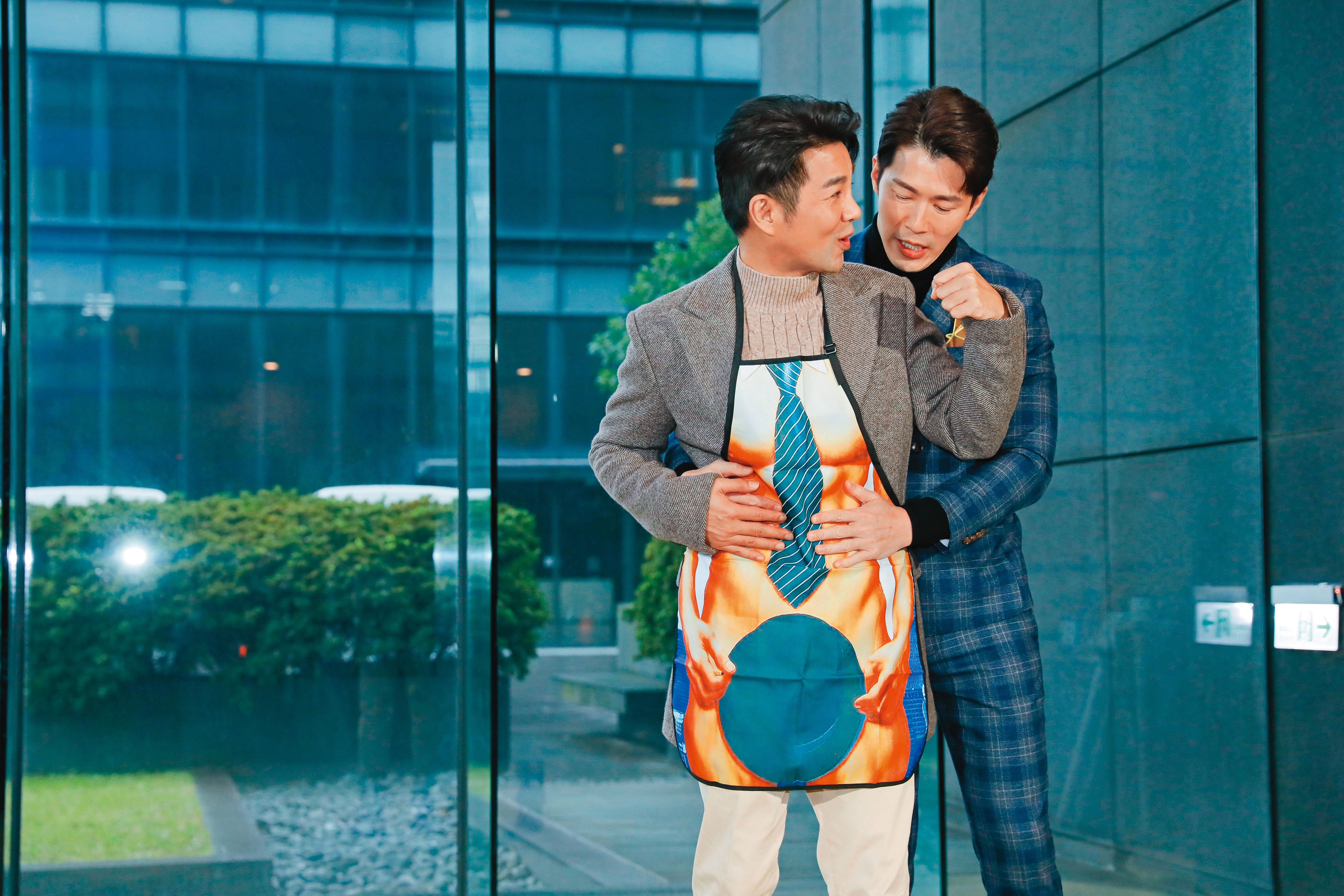 黃少祺（右）送謝承均（左）一件肌肉圍裙，讓他「男以抗拒」，開啟「男分男捨」斜槓人生。