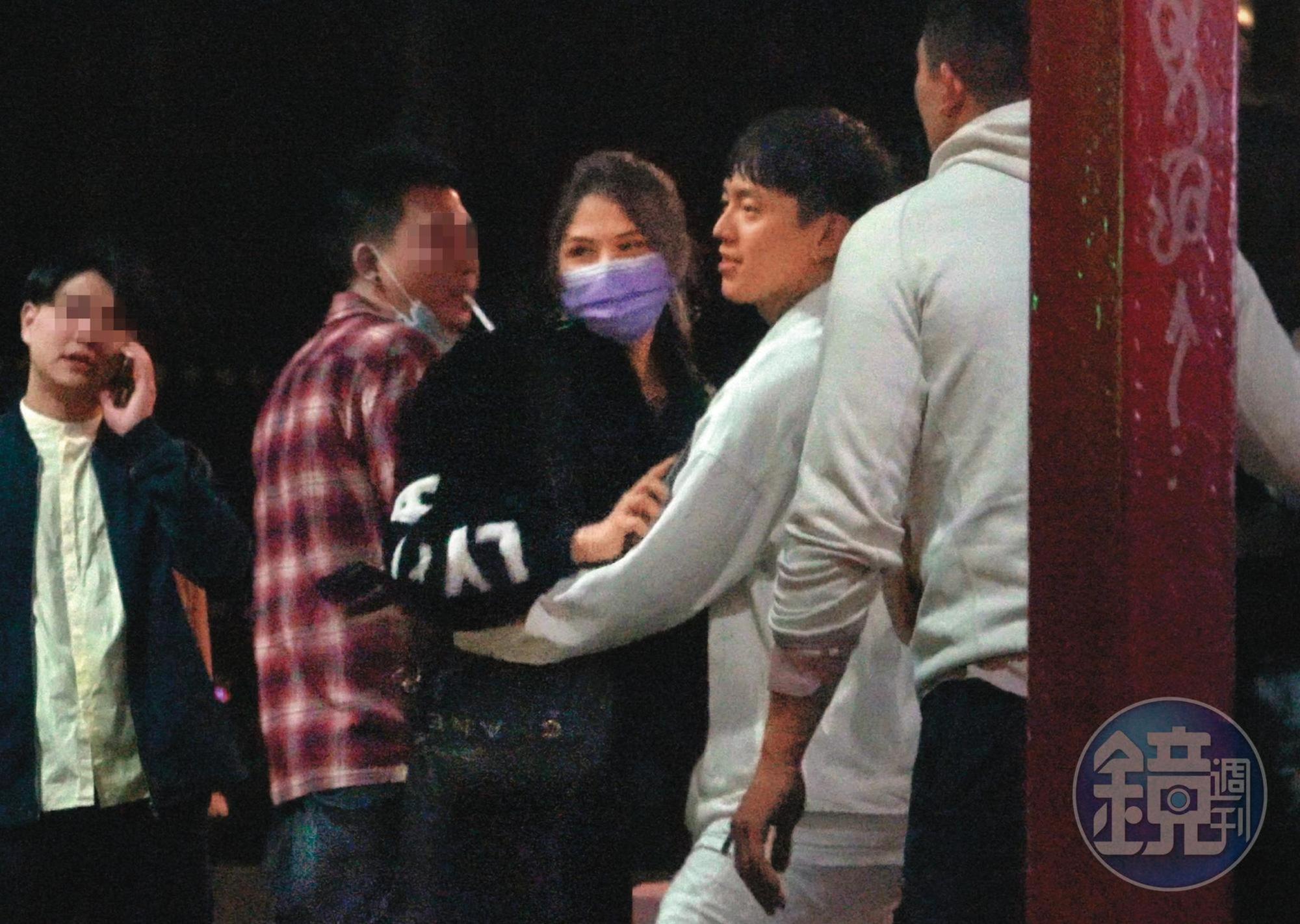1/16 03:35 蕾菈(右三)和男友湯宇(右二)小倆口見面後便搭上計程車,隨後蕾菈回到湯宇家過夜。