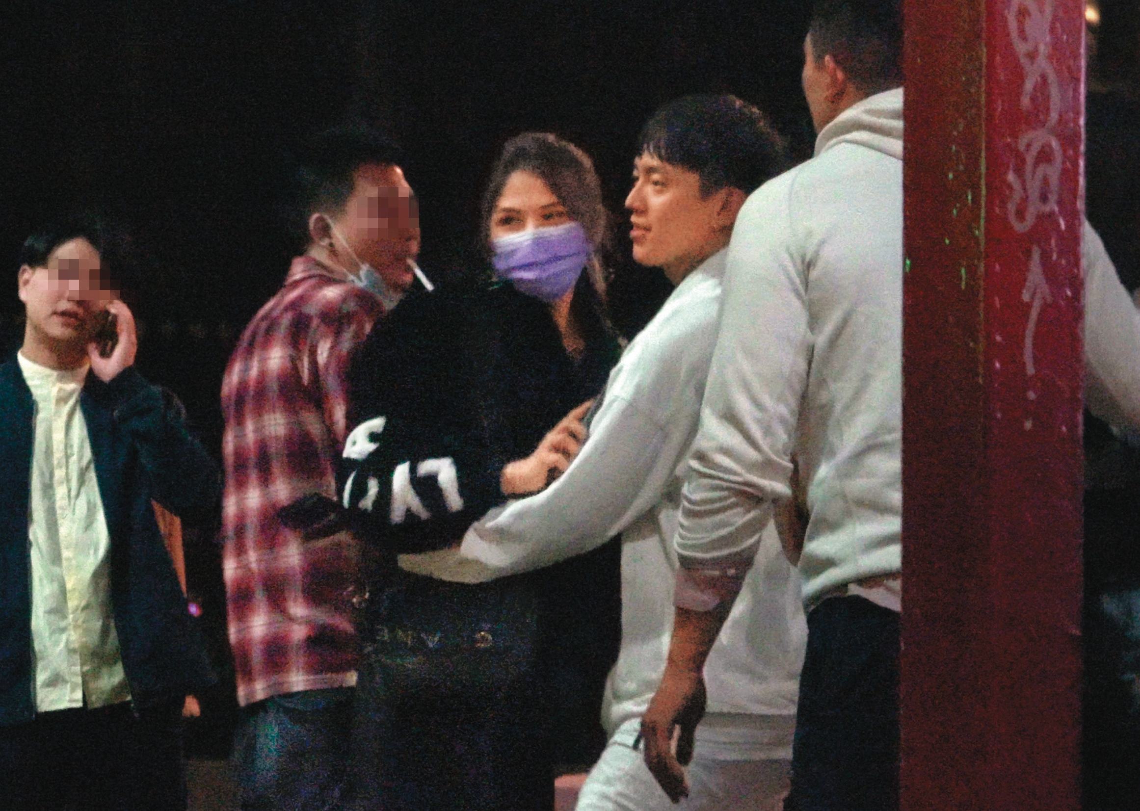 1/16 03：35 蕾菈（右三）和男友湯宇（右二）小倆口見面後便搭上計程車，隨後蕾菈回到湯宇家過夜。