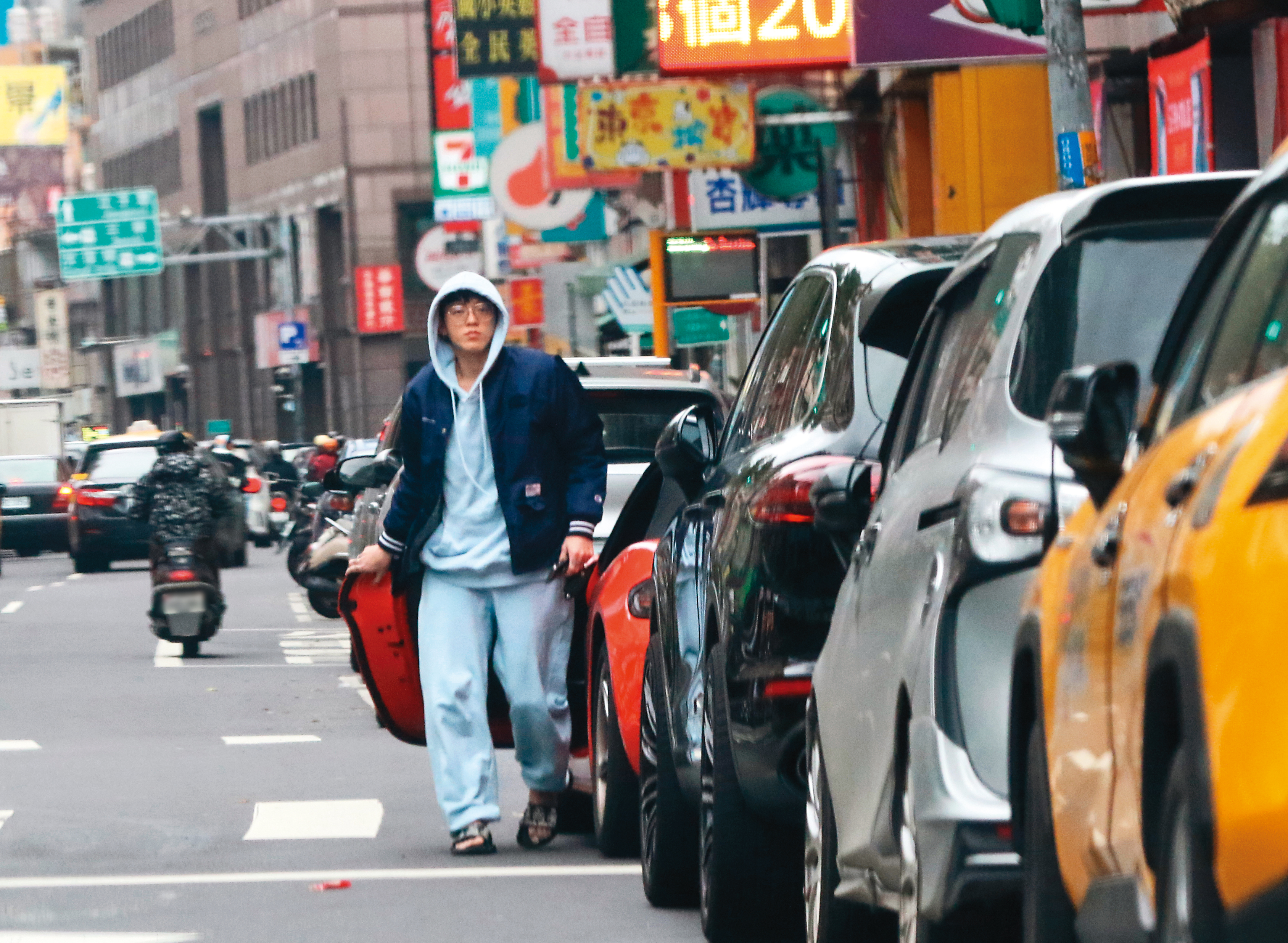 根據湯宇的公開資料，他不僅是MC、DJ，也是製作人，在音樂上展現強烈興趣，出入則以名車代步。