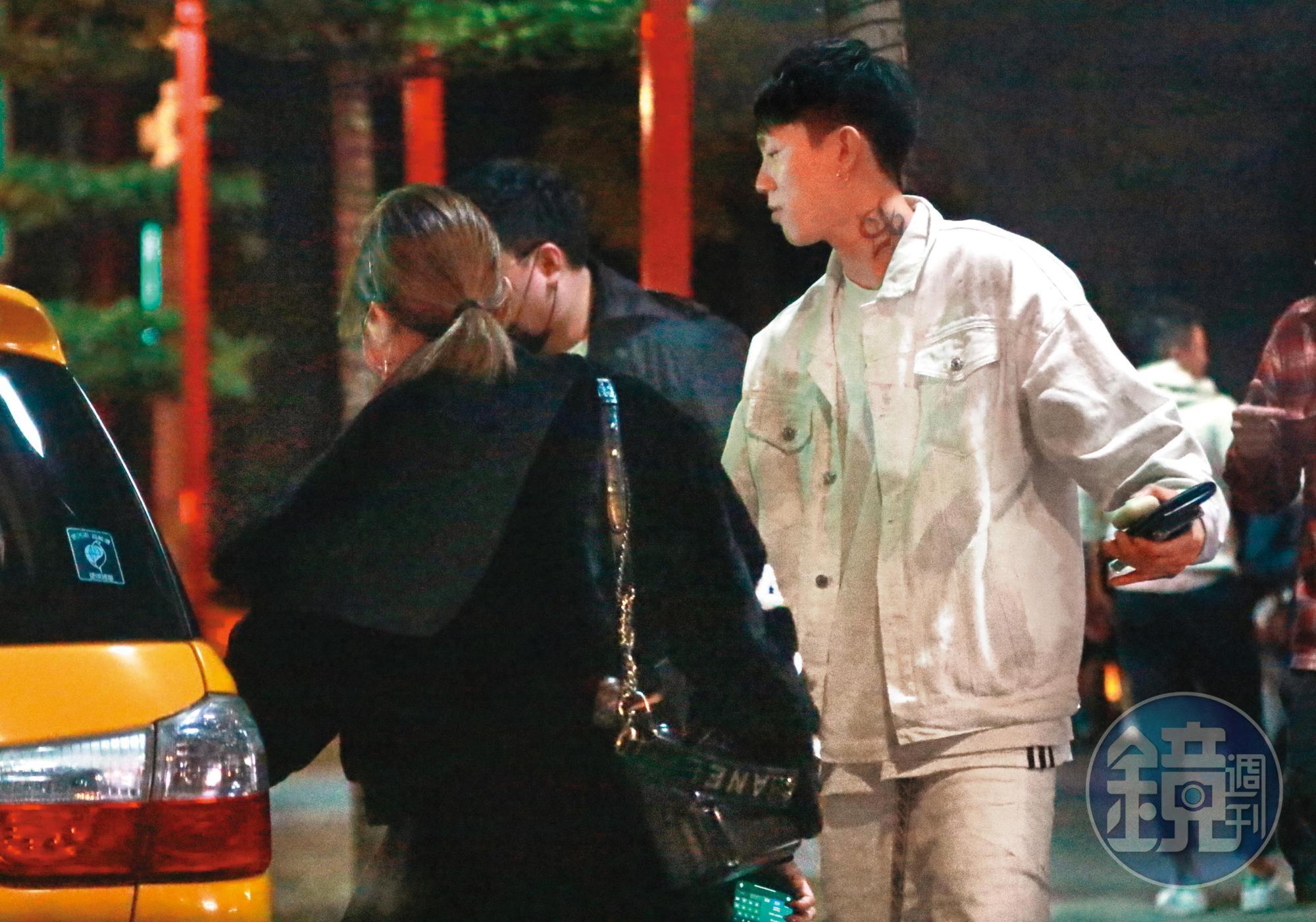 1月16日03:38,湯宇(右起)搭著小黃,載著一名電燈泡男子,與女友蕾菈回到他家。