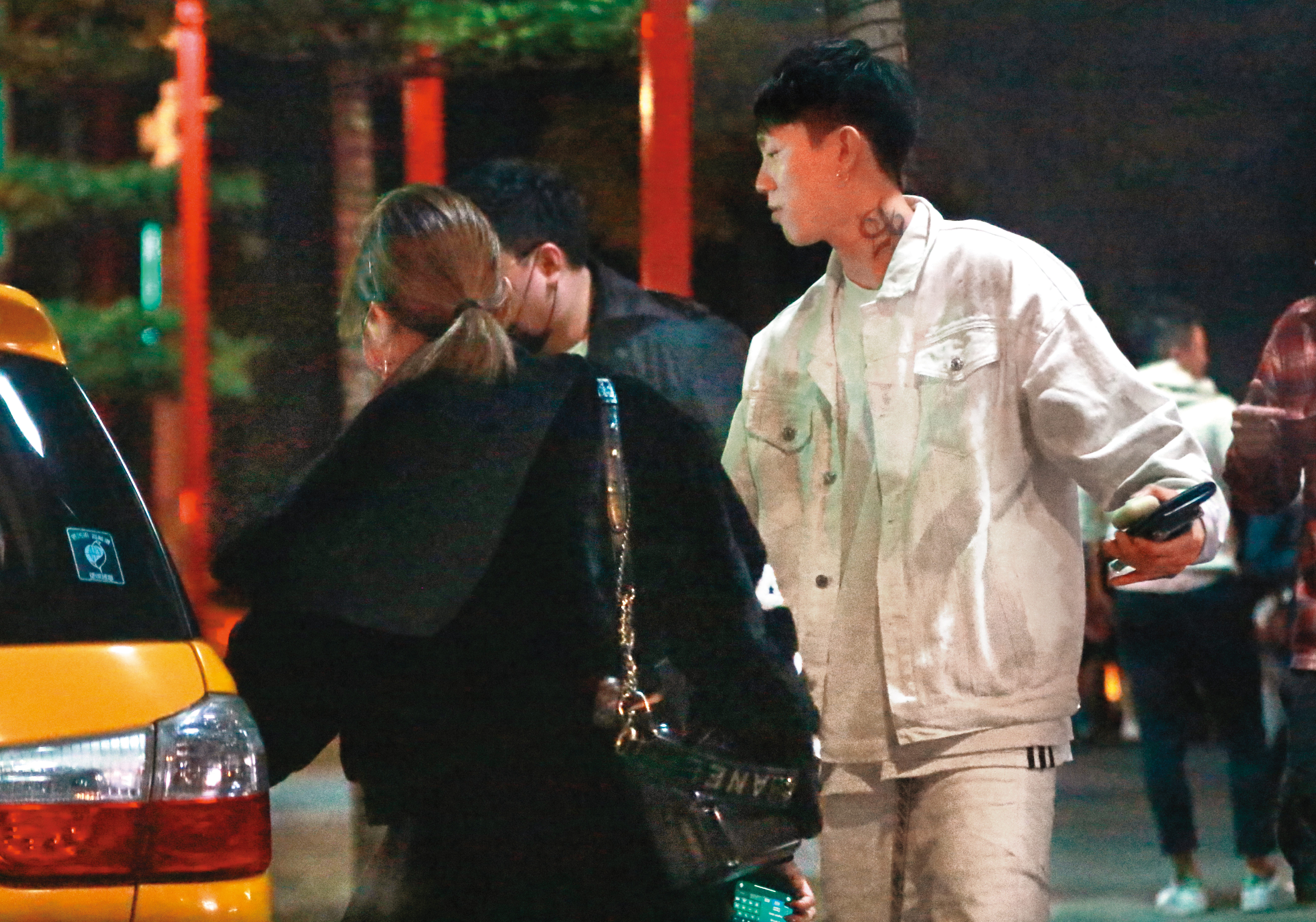 1月16日03：38，湯宇（右起）搭著小黃，載著一名電燈泡男子，與女友蕾菈回到他家。