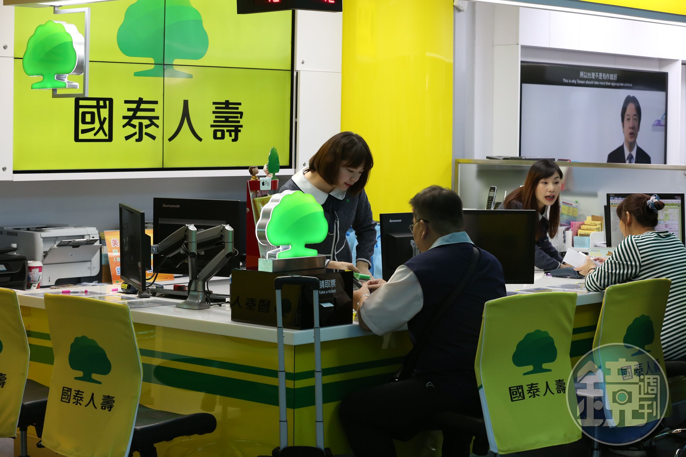 國泰人壽今（26日）宣布，今年底前將提供「醫護人員慰問金」，只要是保戶的醫護人員若不幸確診，將提供5萬元慰問金；即使非保戶，也可獲得2萬元慰問金。（資料照）