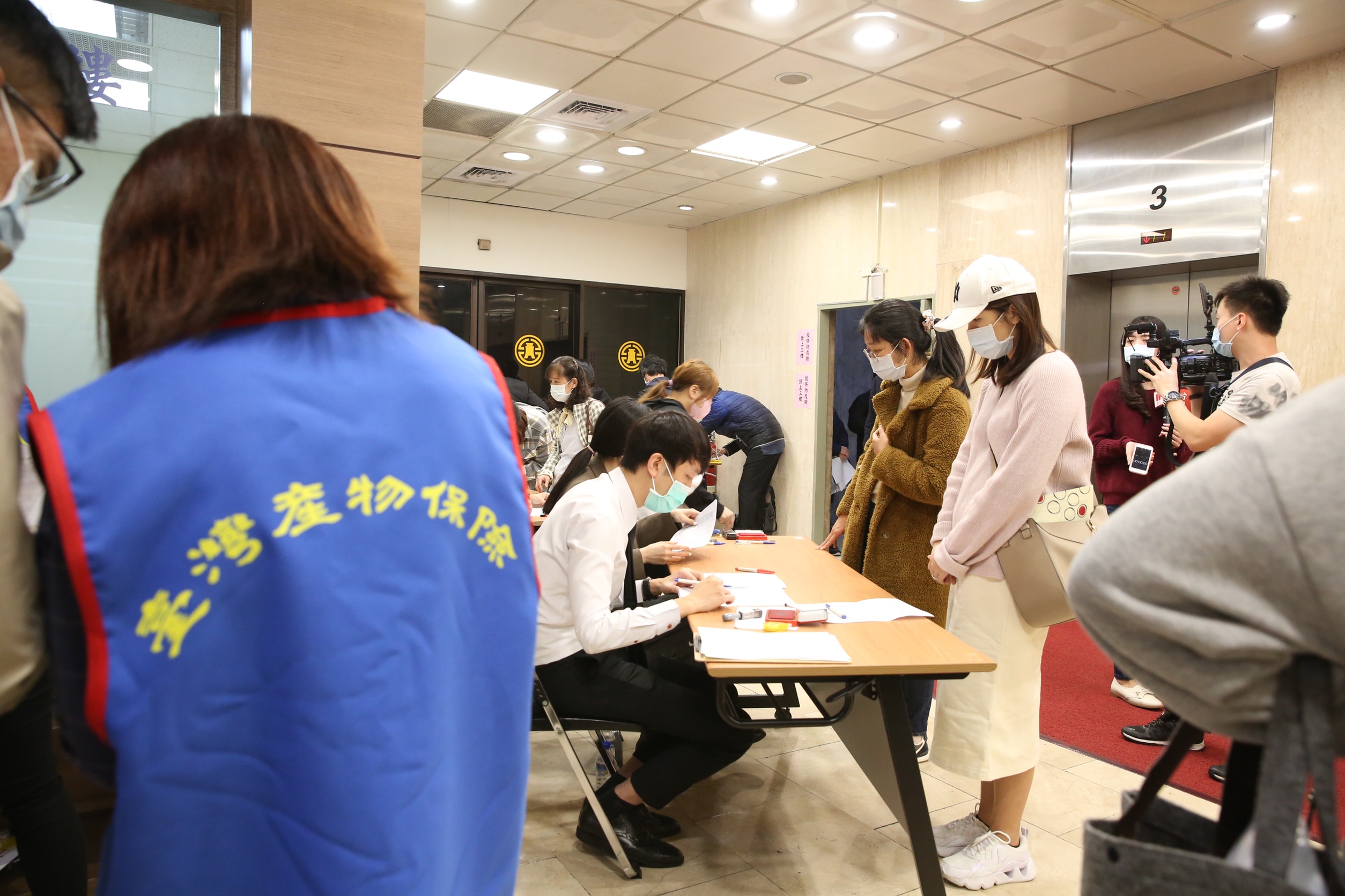 台灣產物保險推出的「500元防疫神單」引發熱議，但立委擔憂民眾誤認可以靠這張保單賺錢。