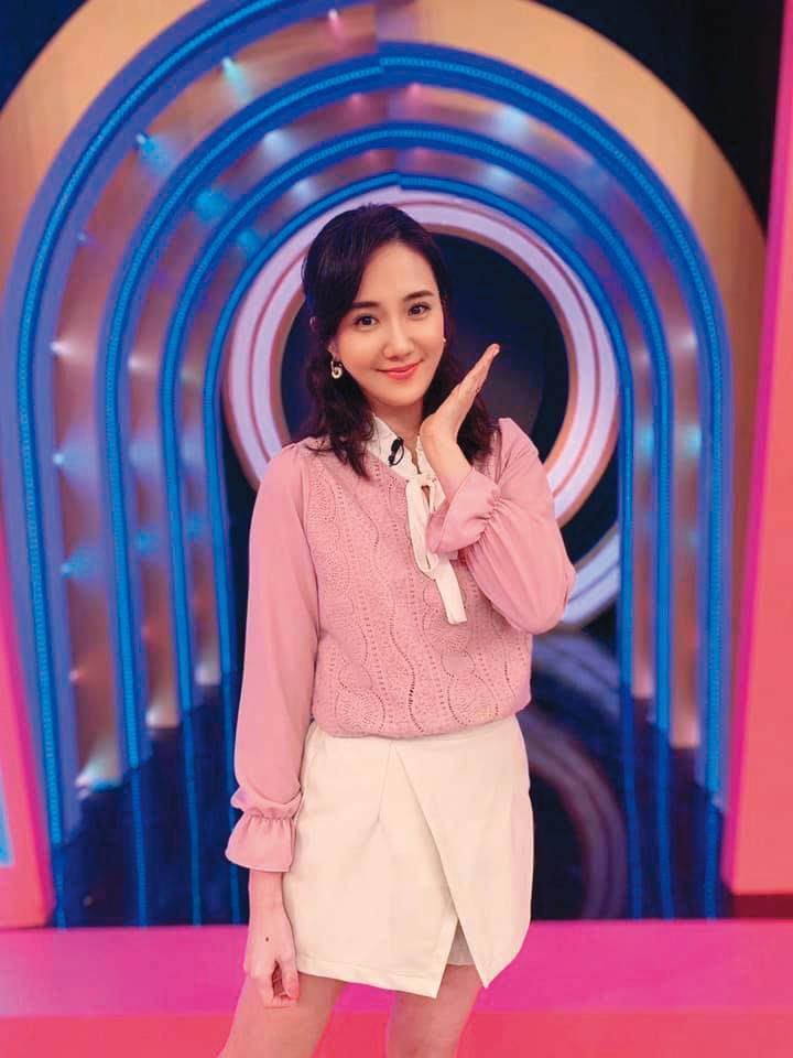 何妤玟好一陣子才從婚變痛苦走出,如今戀愛談得開心。(翻攝自何妤玟臉書)