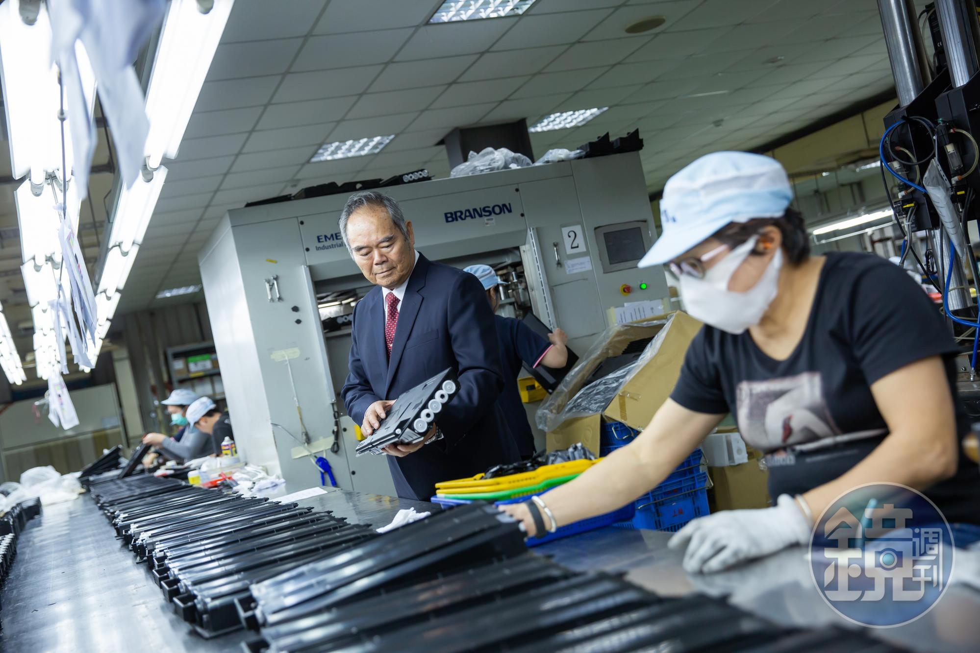 王瑞宏(後)商業嗅覺敏銳,不僅製造碳粉卡匣,還以小搏大斥資30議員併購美國影印機耗材通路龍頭KATUN。