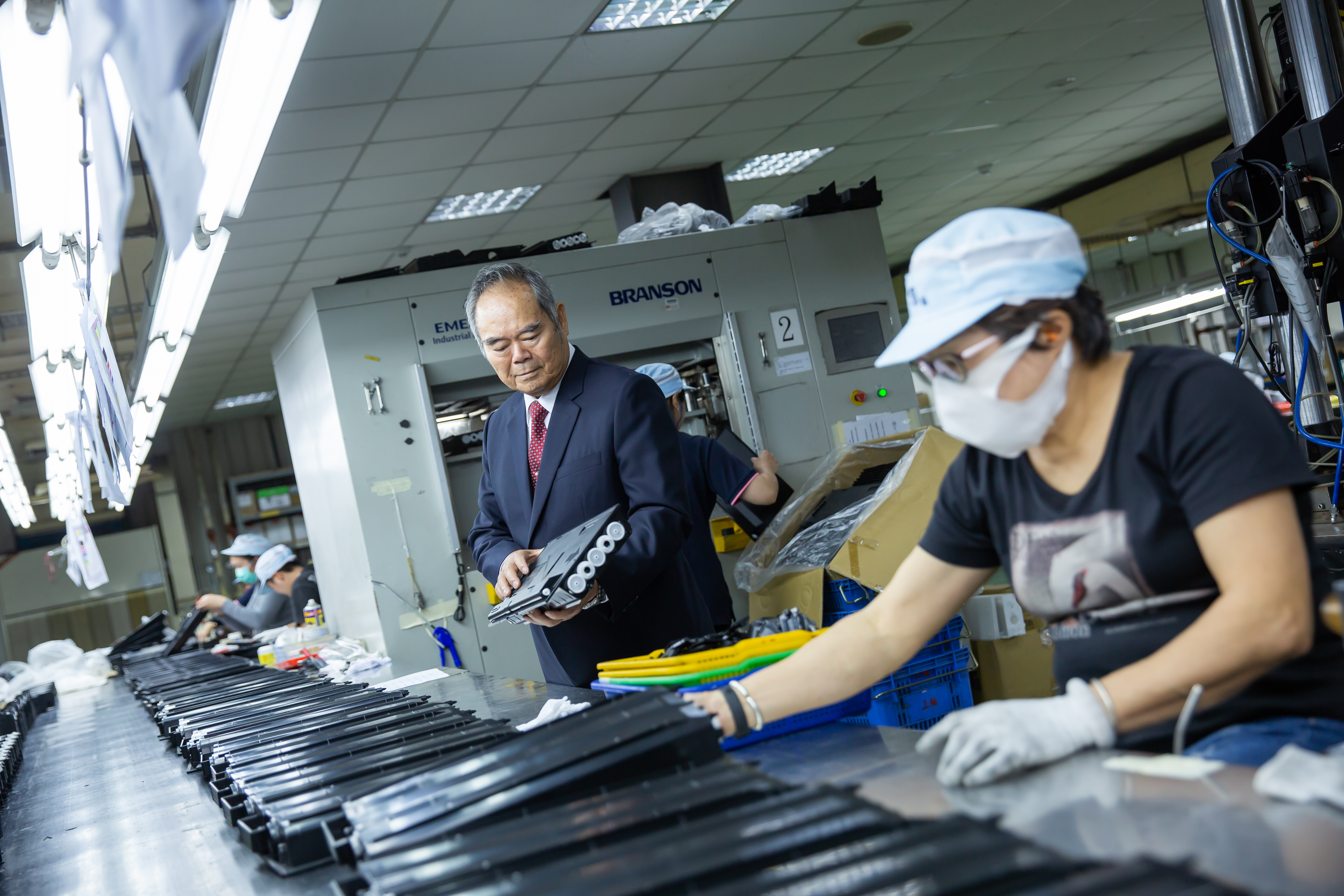 王瑞宏(後)商業嗅覺敏銳,不僅製造碳粉卡匣,還以小搏大斥資30議員併購美國影印機耗材通路龍頭KATUN。