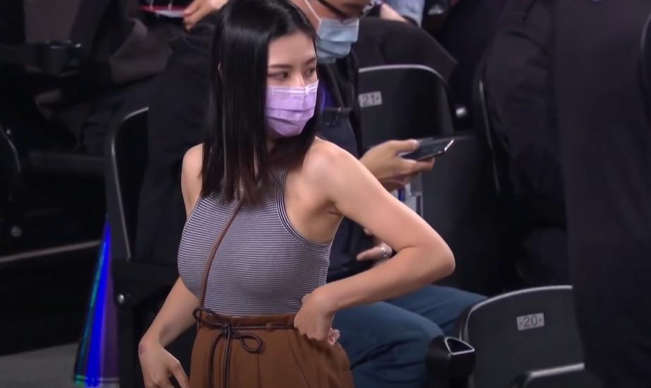 新竹攻城獅女球迷意外成為場邊「嬌點」，引發大批網友朝聖觀看精華剪輯。（翻攝自海綿體寶寶YouTube頻道）