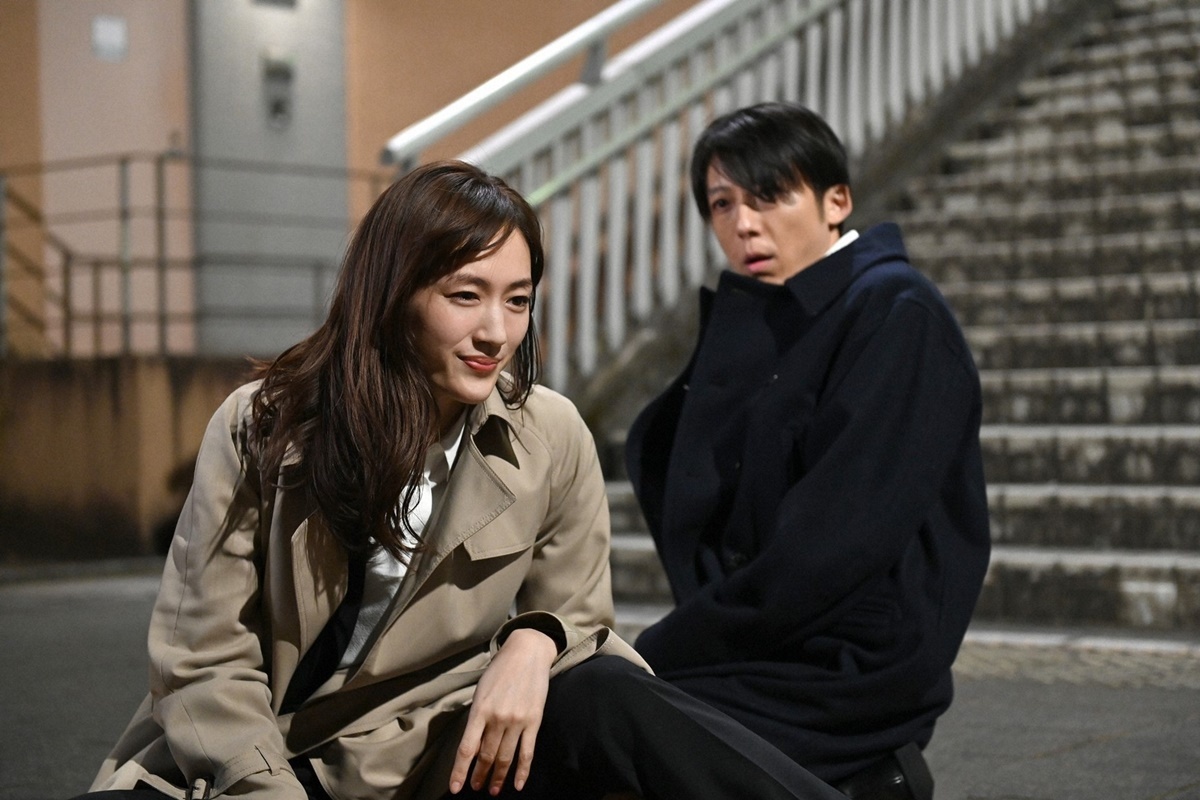 《天國與地獄》中綾瀨遙（左）和變態殺人魔高橋一生（右）意外互換靈魂，遭到牽制。（翻攝自TBS）