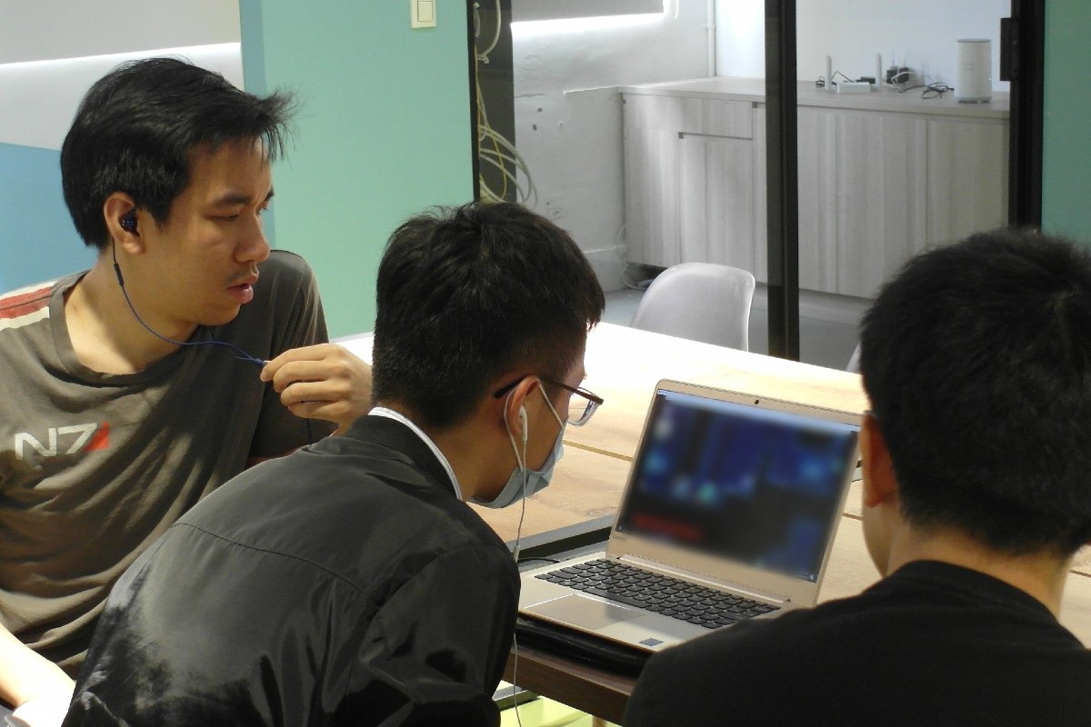 去年首度舉辦台灣獨立遊戲團隊與國外發行商的線上媒合，TGDF共同創辦人林容生（左）也在現場協助口譯。（翻攝自digiBlock C FB）