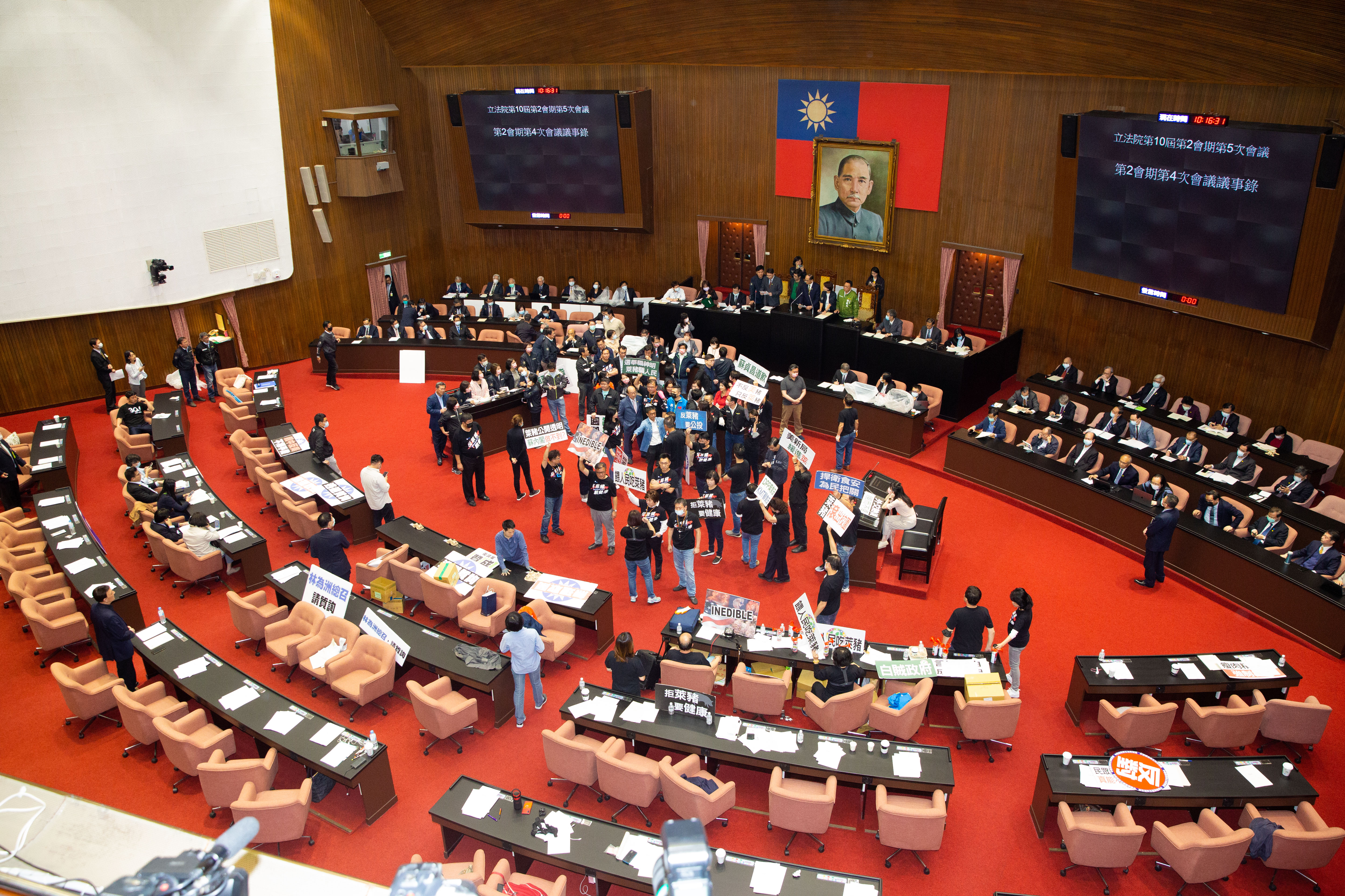 立法院今證實有收發室女職員及民進黨立委林俊憲辦公室女國會助理被列入隔離名單；圖為立院開會討論萊豬議題。（本刊資料照）
