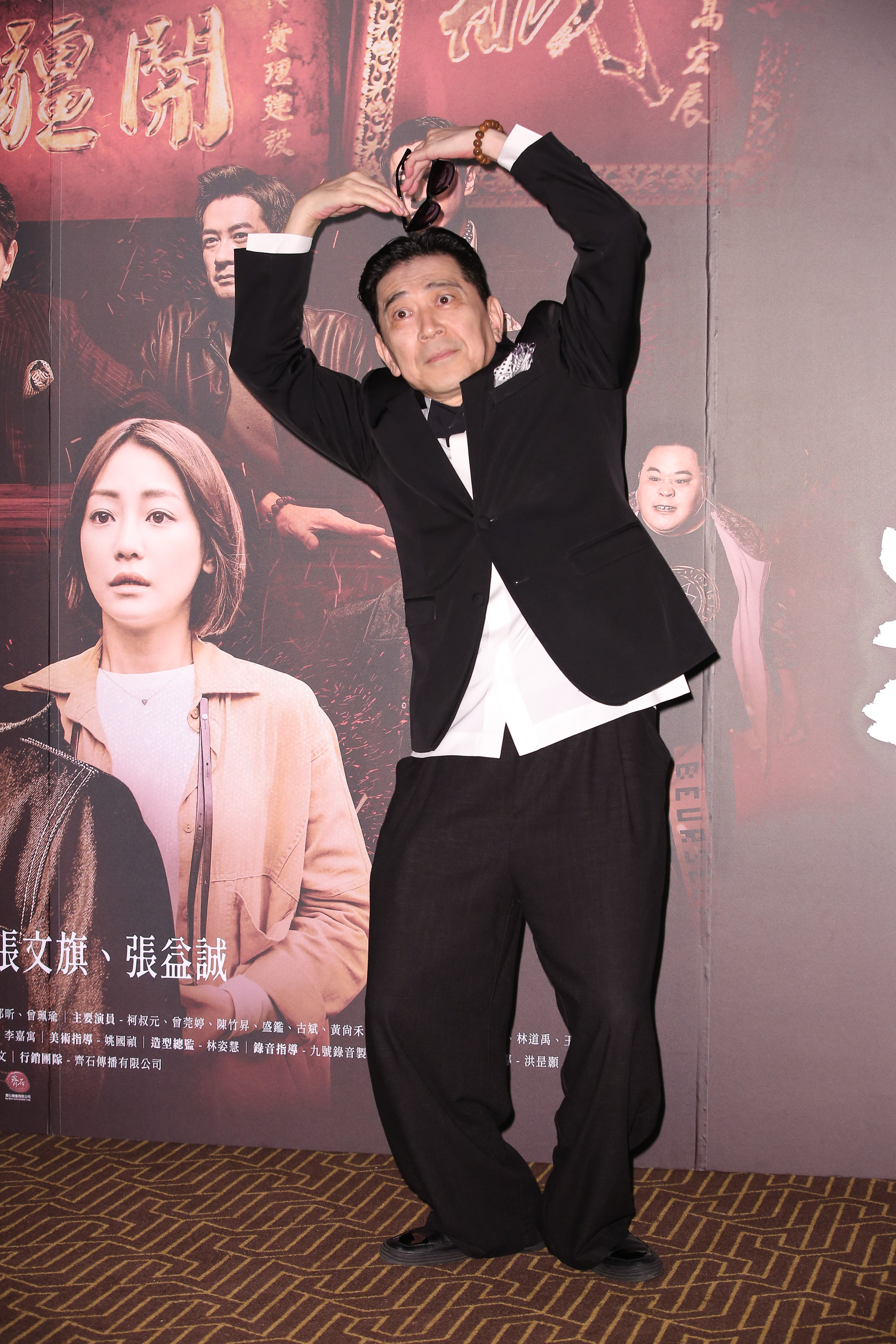 平常演黑道老大霸氣十足的高捷居然俏皮比愛心，展現令人想像不到的反差萌。