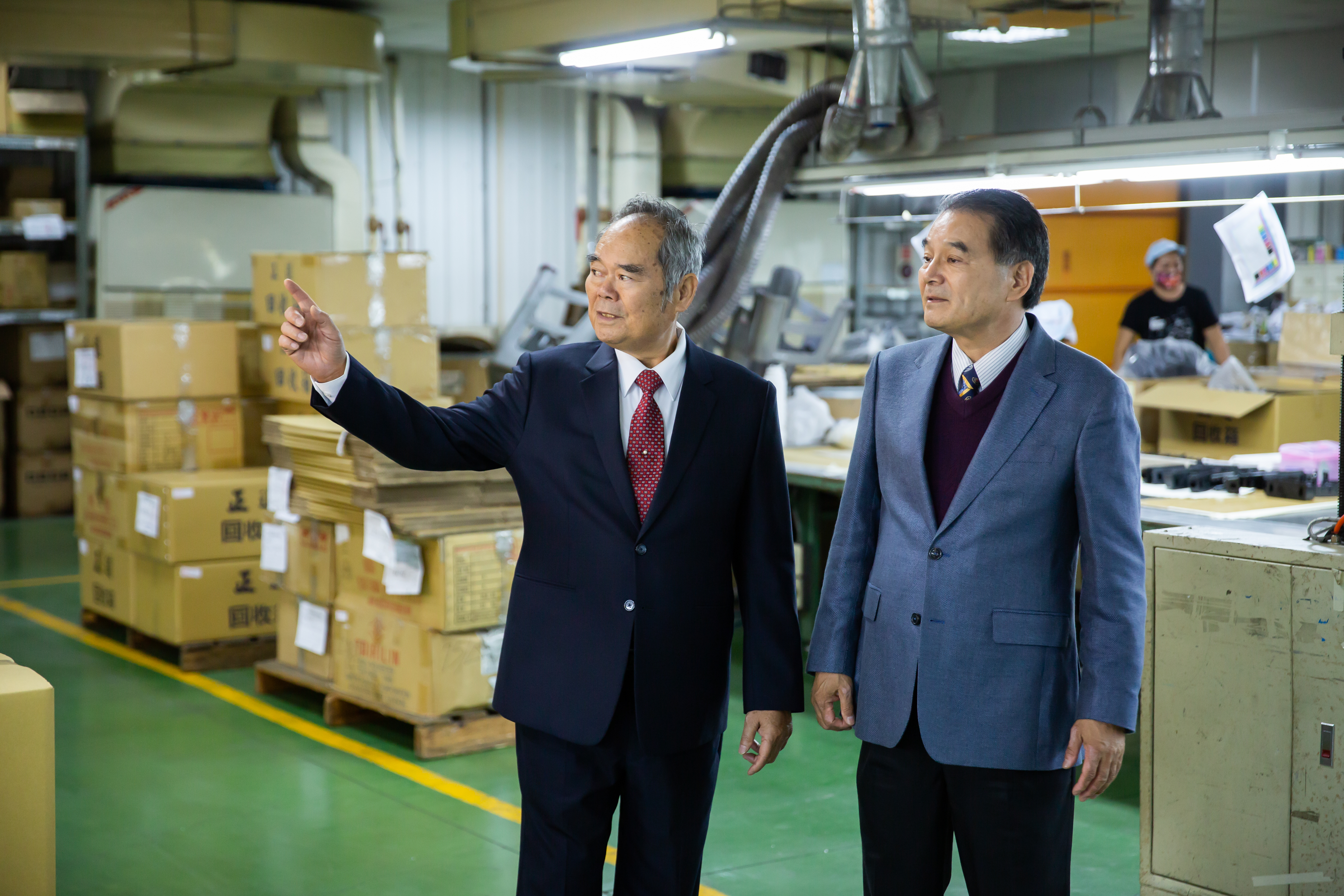 王瑞宏（右）與王瑞麒（左）兄弟倆一個善攻、一個能防，攜手帶領上福攻上全球最大售後市場副廠碳粉卡匣龍頭。