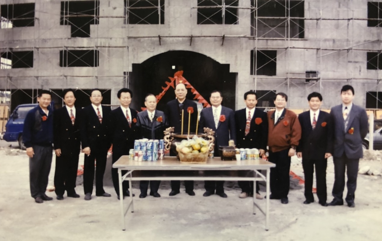 王瑞宏(右5)32歲創立上福,王瑞麒(右3)取得留美碩士隨即返台,協助哥哥開疆闢土。(上福提供)