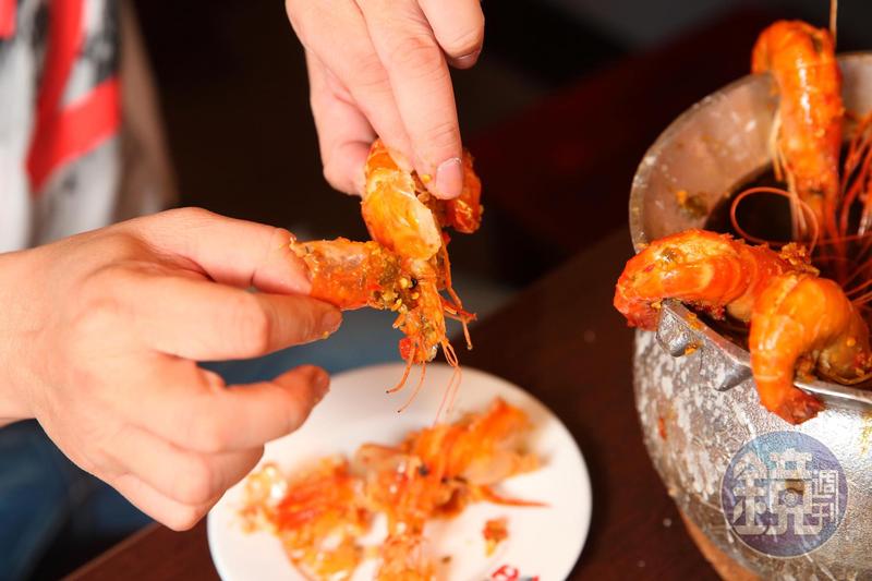 男友幫其他女生剝蝦,直接踩中女友地雷,讓她氣炸!(示意圖,本刊資料照)