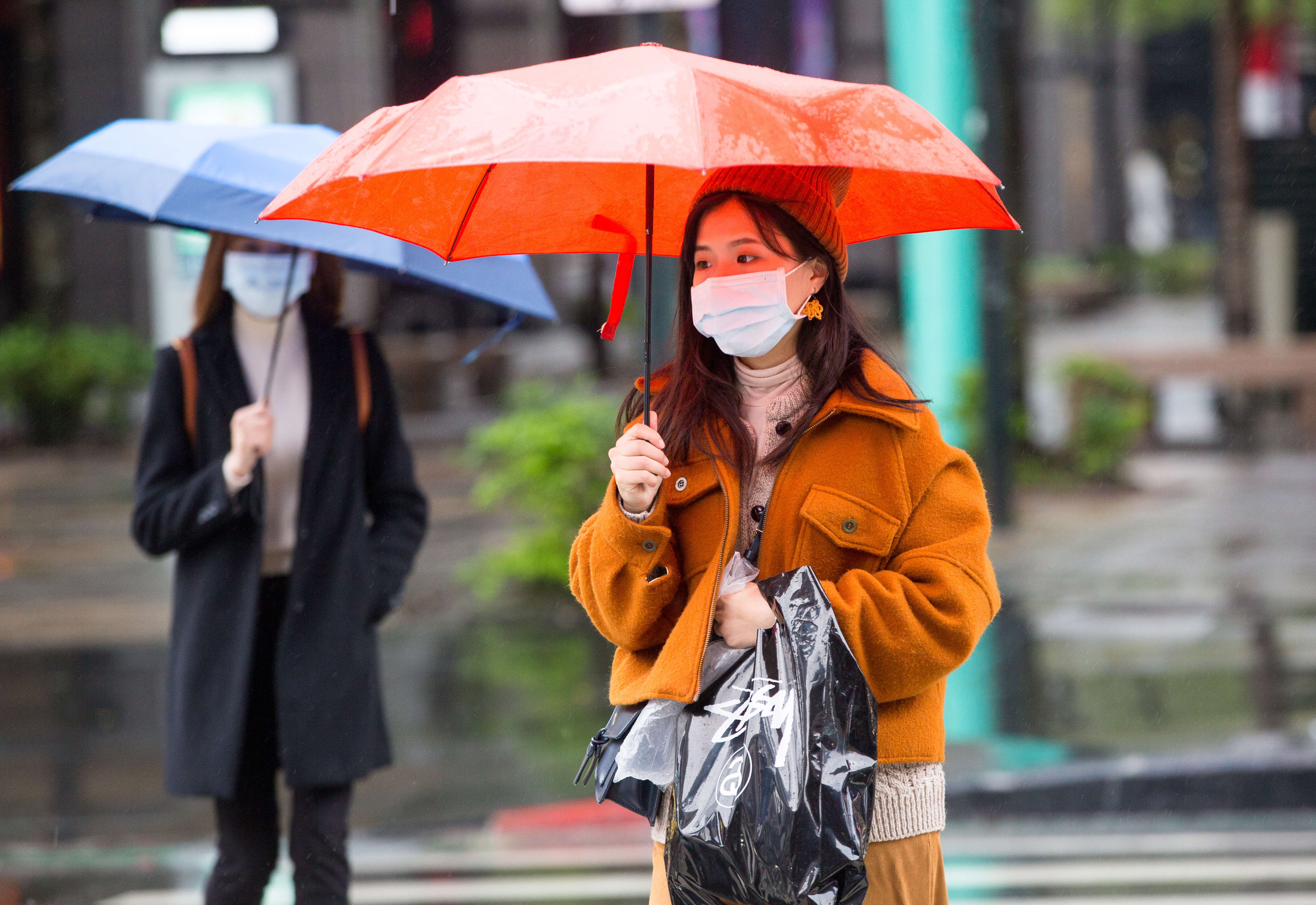今天仍受東北風略為增強影響，迎風面北部和東北部有局部陣雨。（本刊資料照）