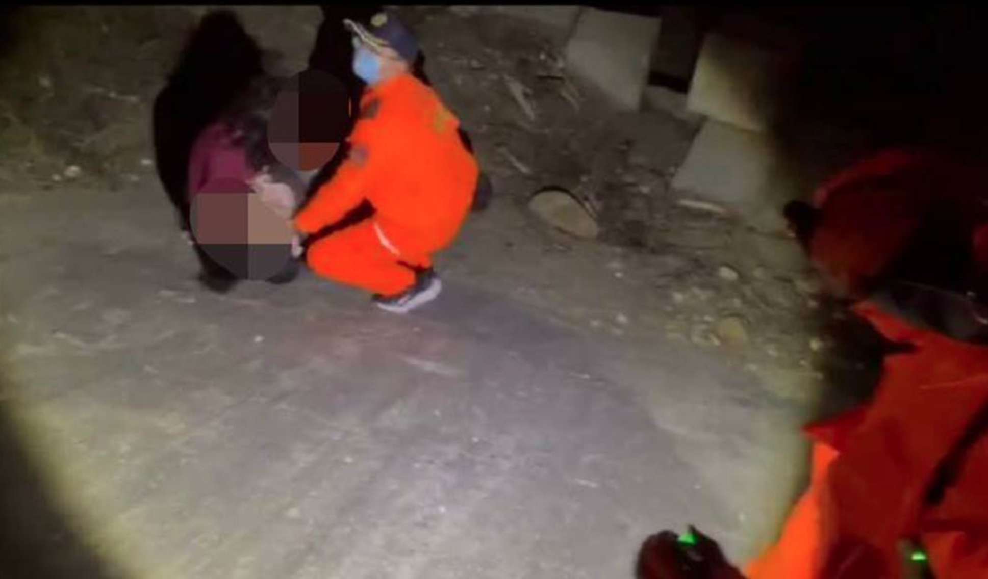 丁姓女子帶著2歲女兒跳海，被海巡人員發現， 女童已經沒有生命跡象。（海巡署提供）