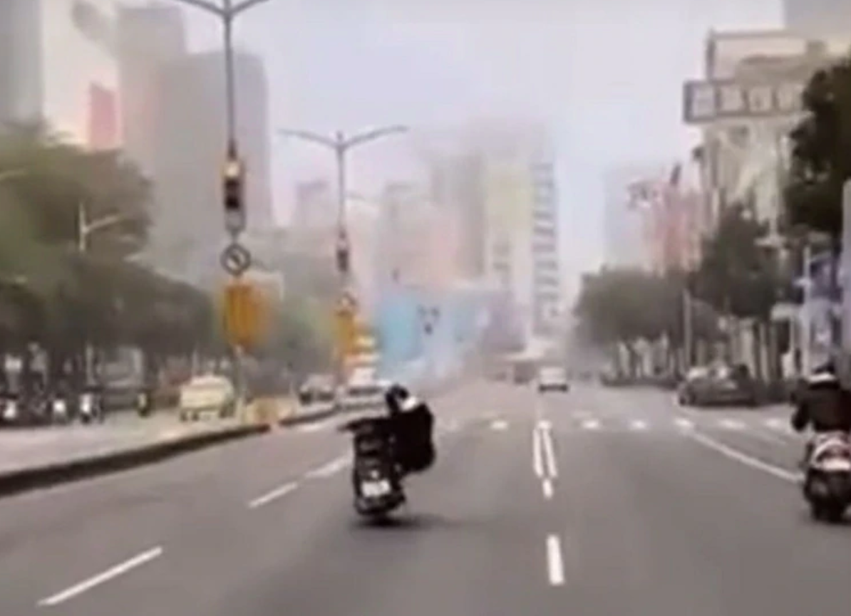 高雄一名騎士用「屁股朝外」方式壓車，被民眾拍下PO網譴責、嘲諷。