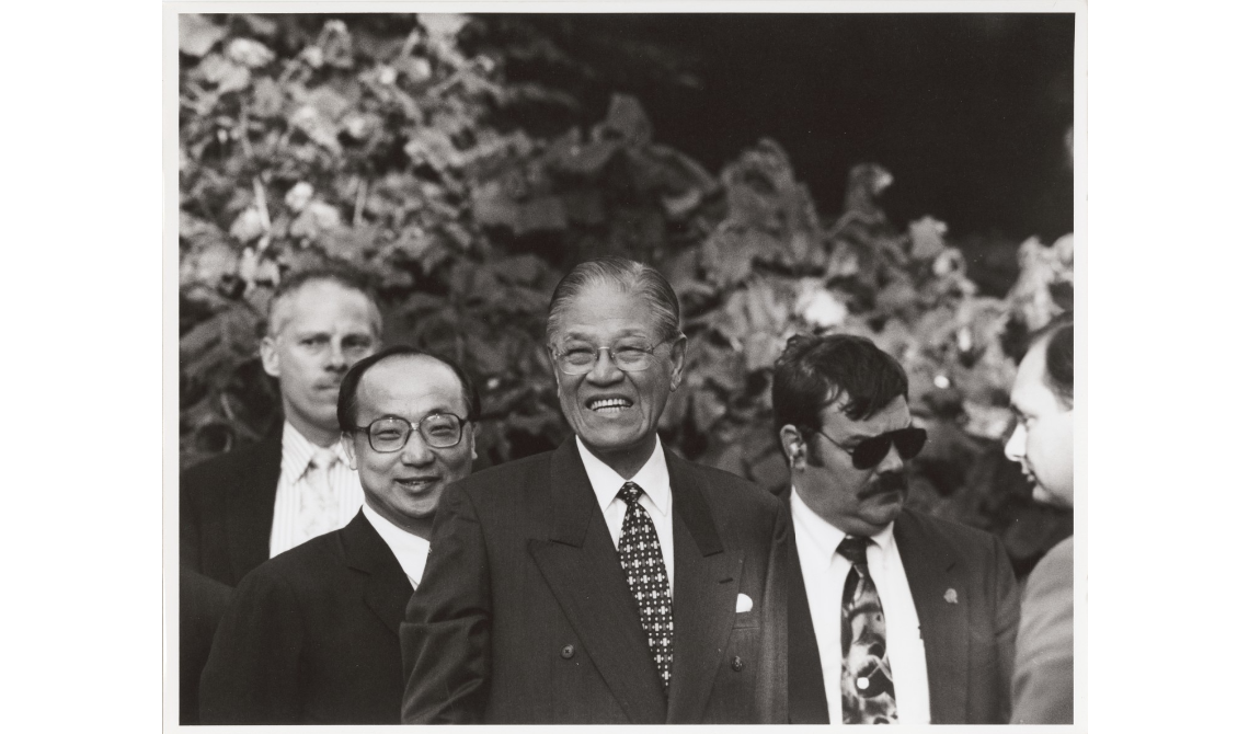故總統李登輝（中）訪美，時任新聞局長胡志強陪同身旁。（翻攝自康乃爾大學官網）